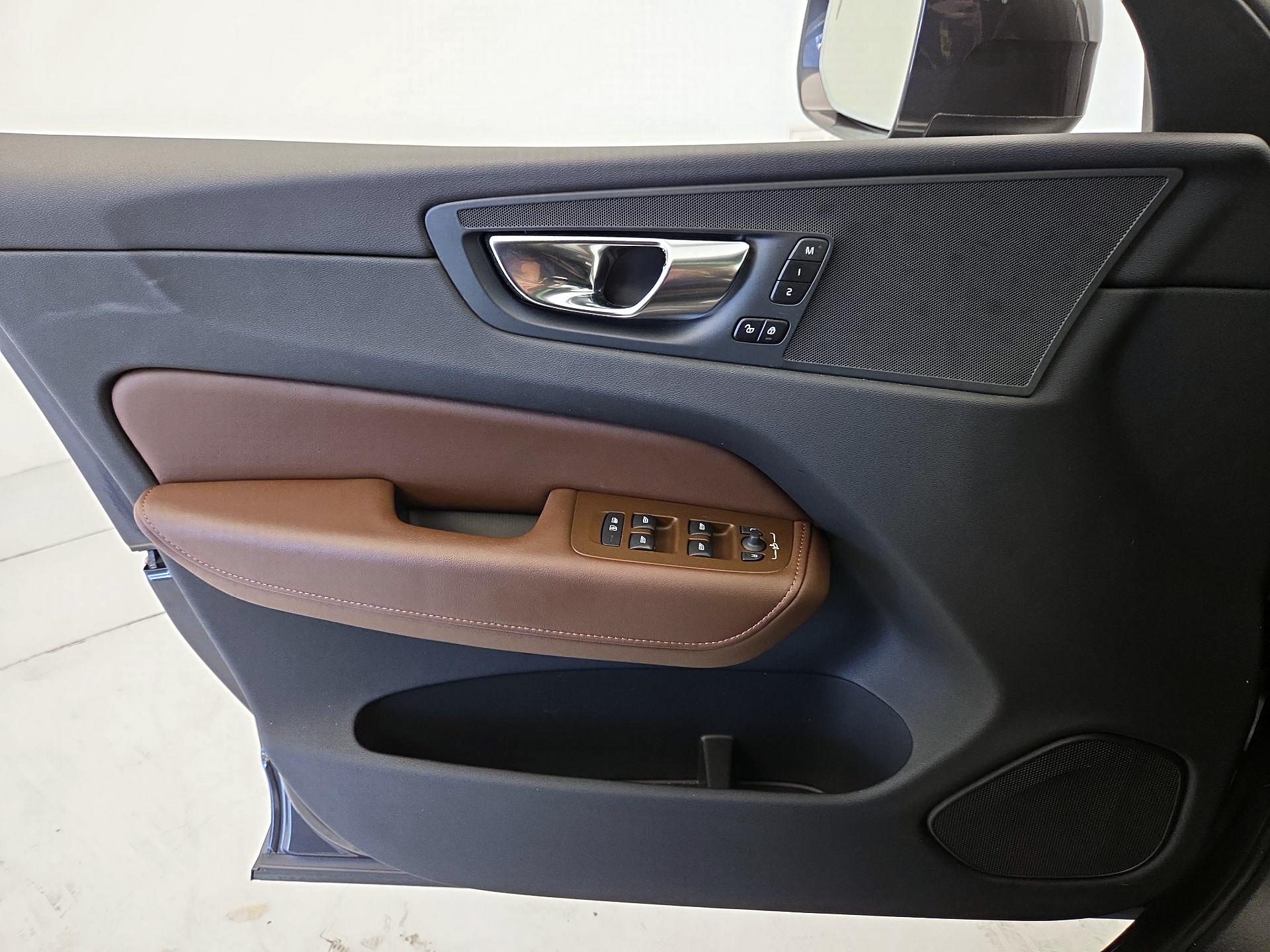 Thumbnail: 2023 Volvo XC60 - 12