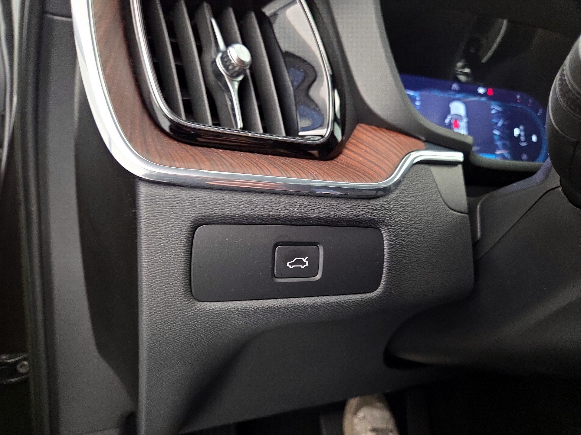 Thumbnail: 2023 Volvo XC60 - 13