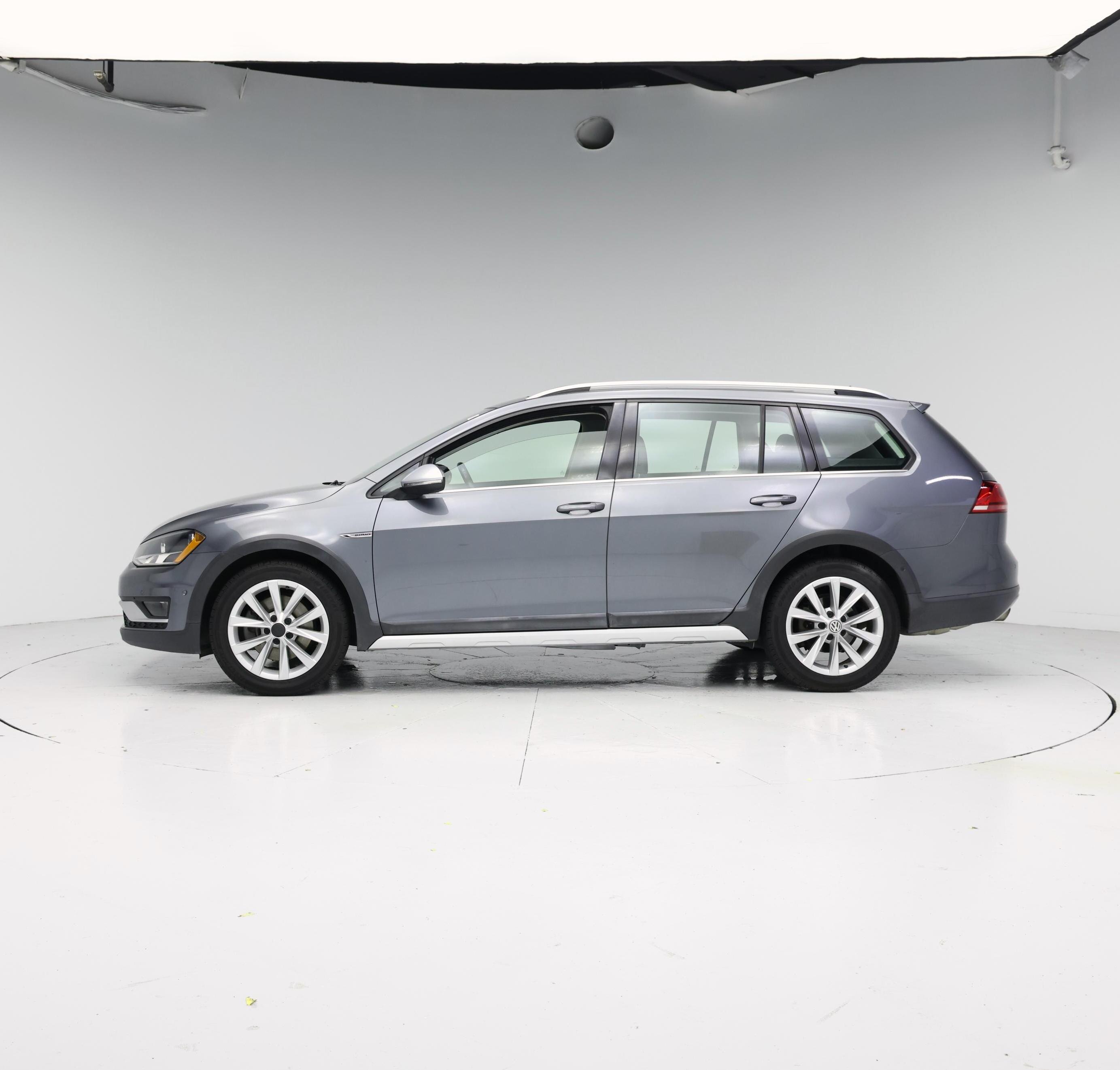 Thumbnail: 2017 Volkswagen Golf - 3