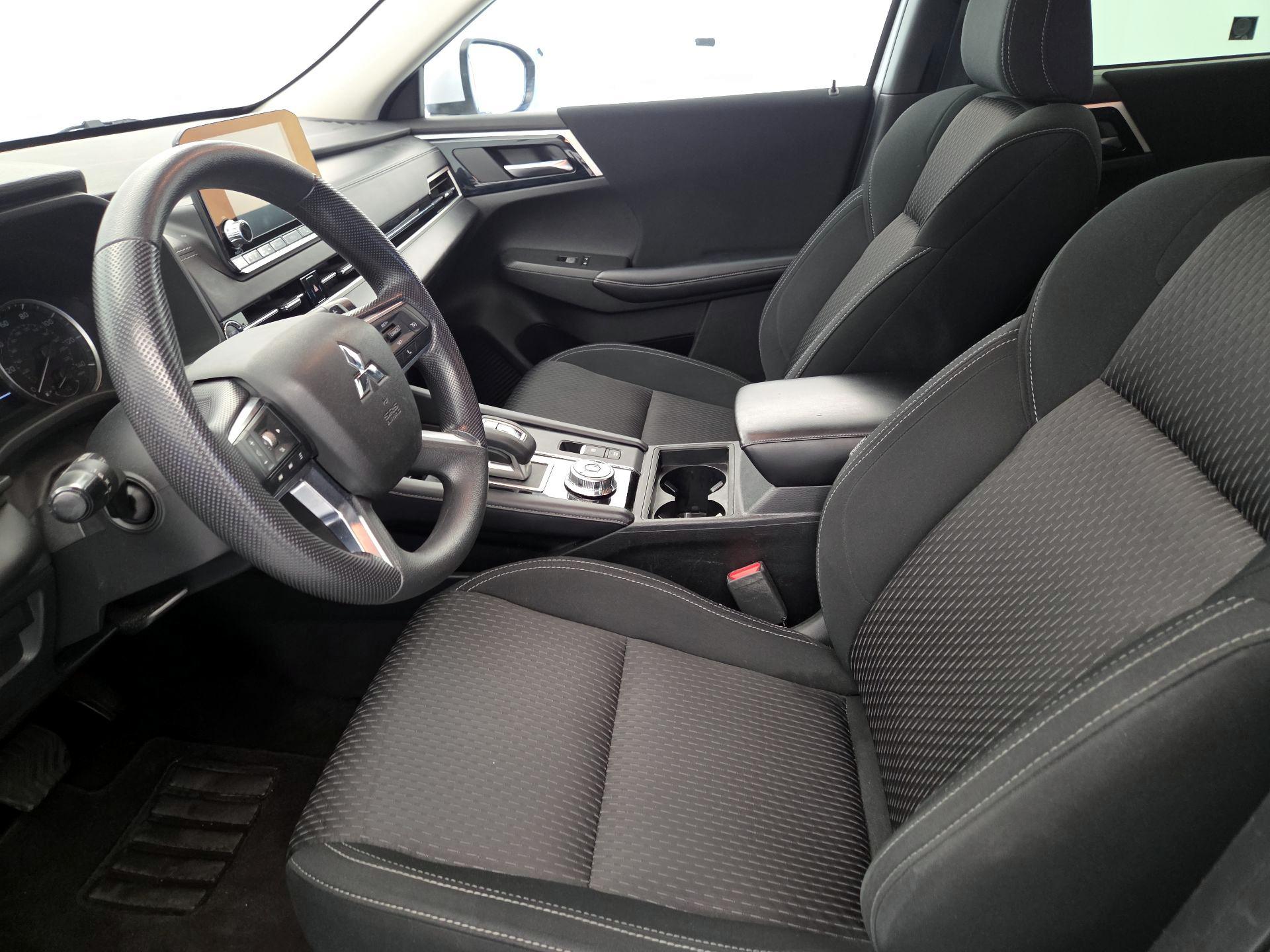 Thumbnail: 2022 Mitsubishi Outlander - 11