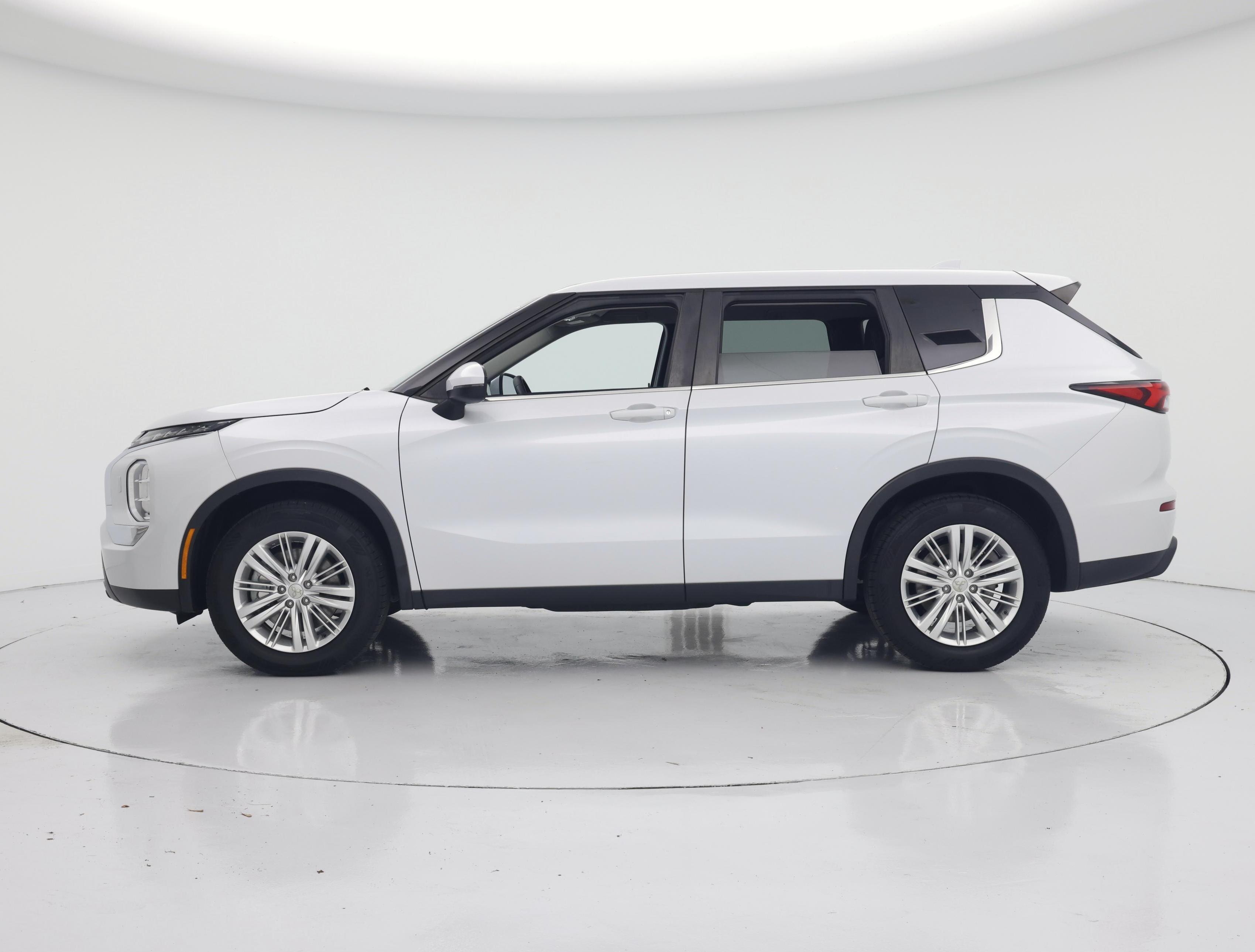 Thumbnail: 2022 Mitsubishi Outlander - 3