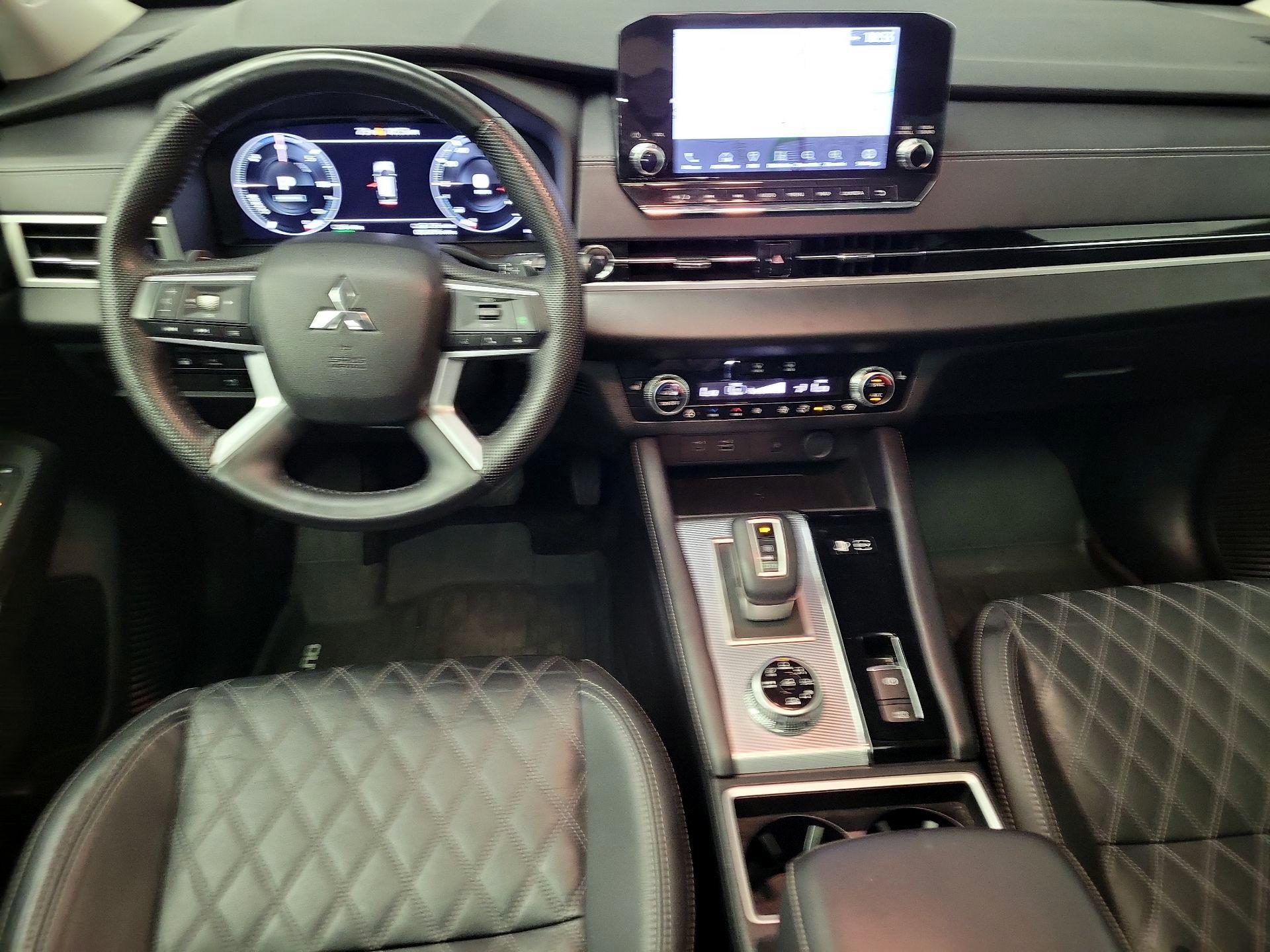 Thumbnail: 2023 Mitsubishi Outlander - 9