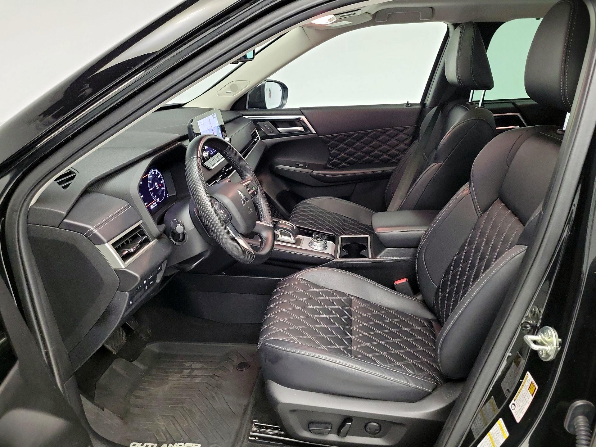 Thumbnail: 2023 Mitsubishi Outlander - 11