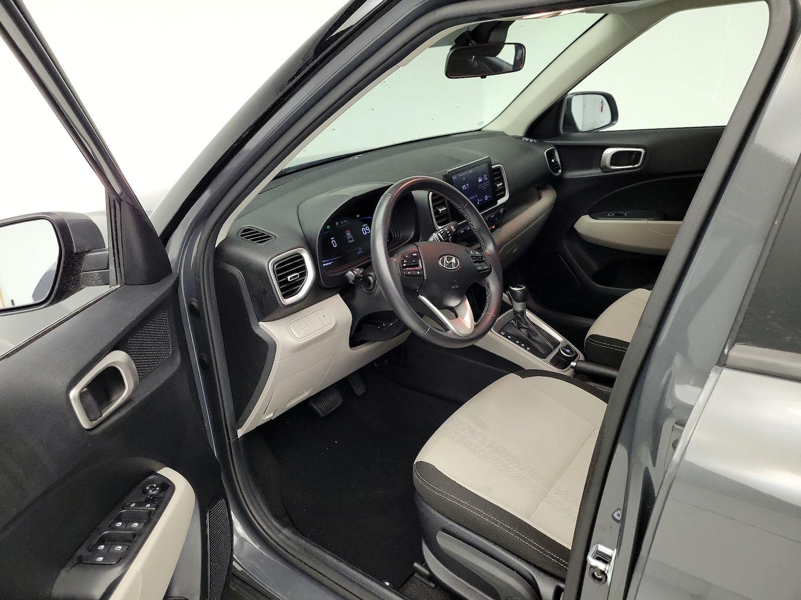 2025 Hyundai Venue SEL - Photo 12
