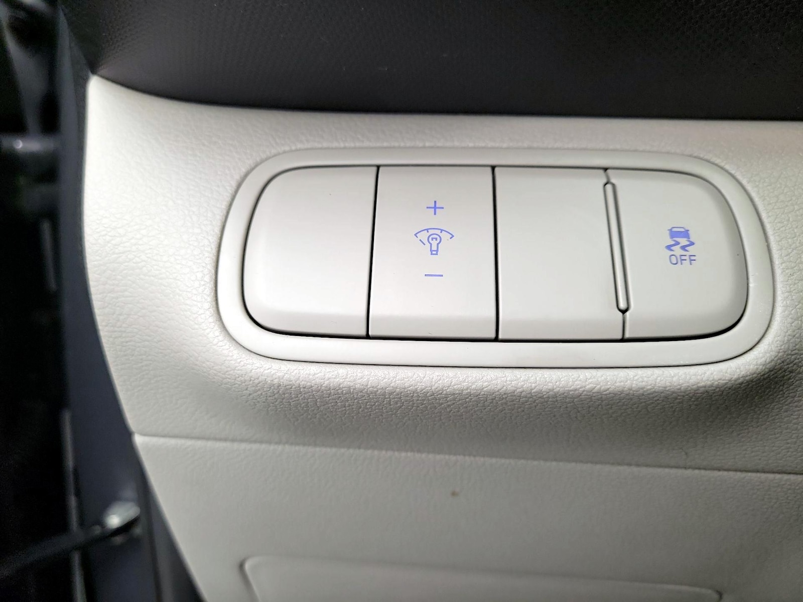 2025 Hyundai Venue SEL - Photo 14