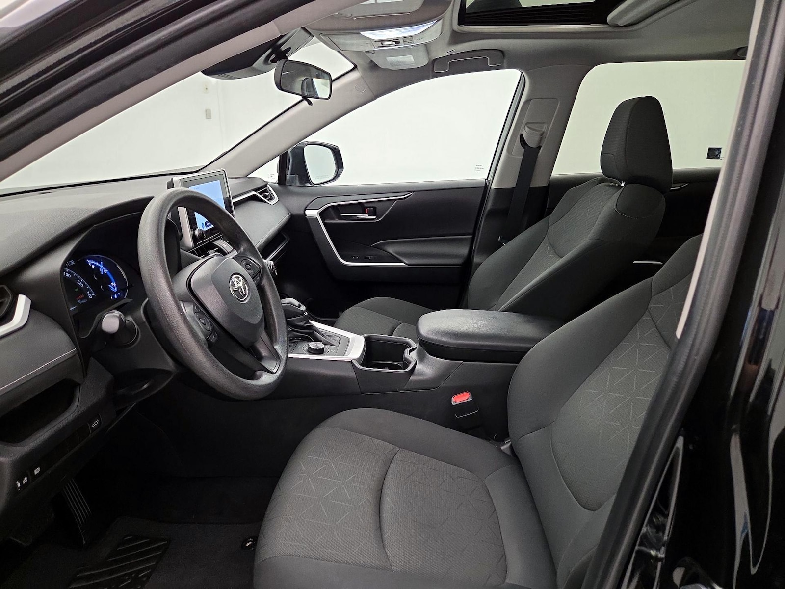 2024 Toyota RAV4 XLE - Photo 12