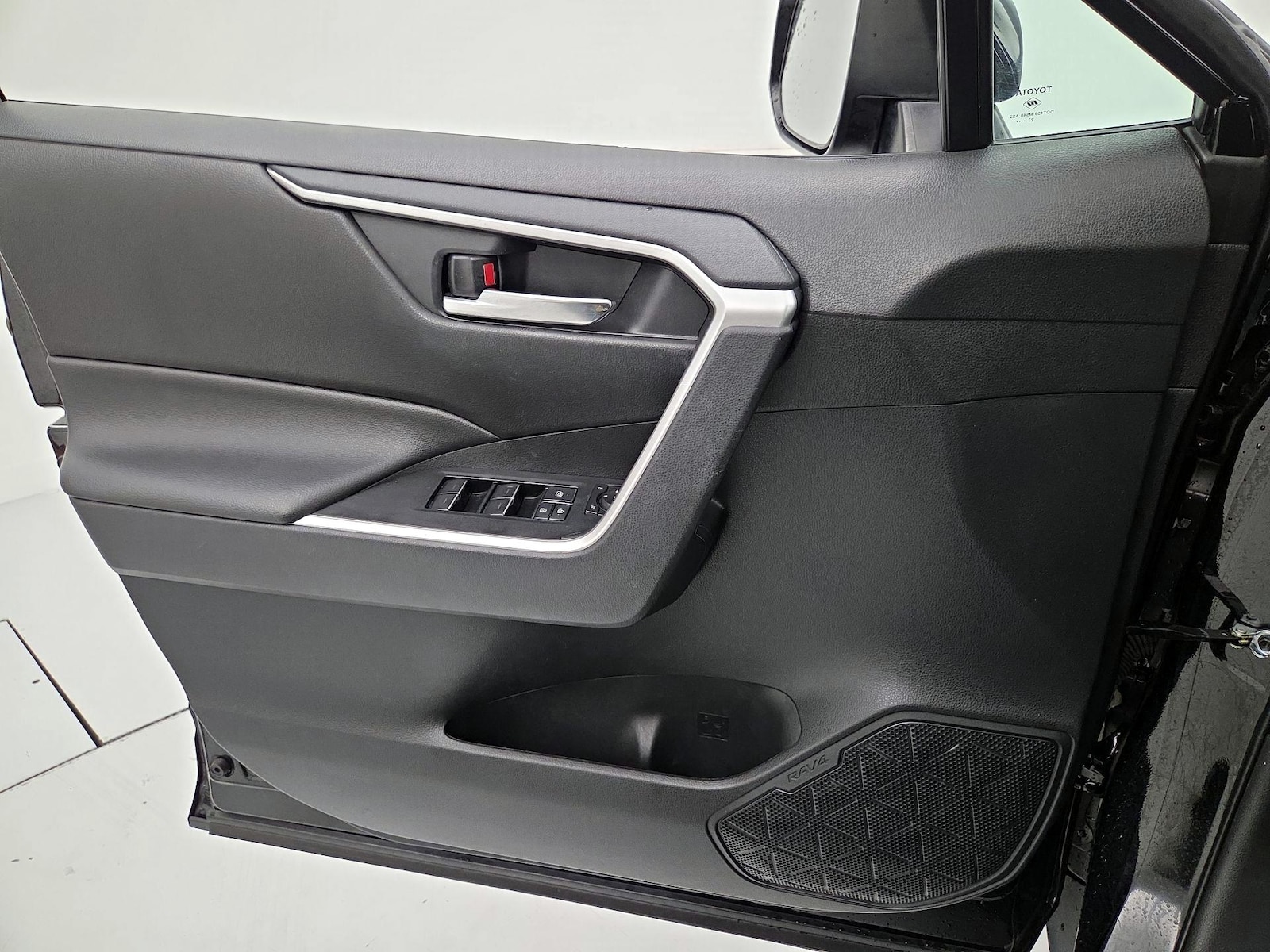 2024 Toyota RAV4 XLE - Photo 13