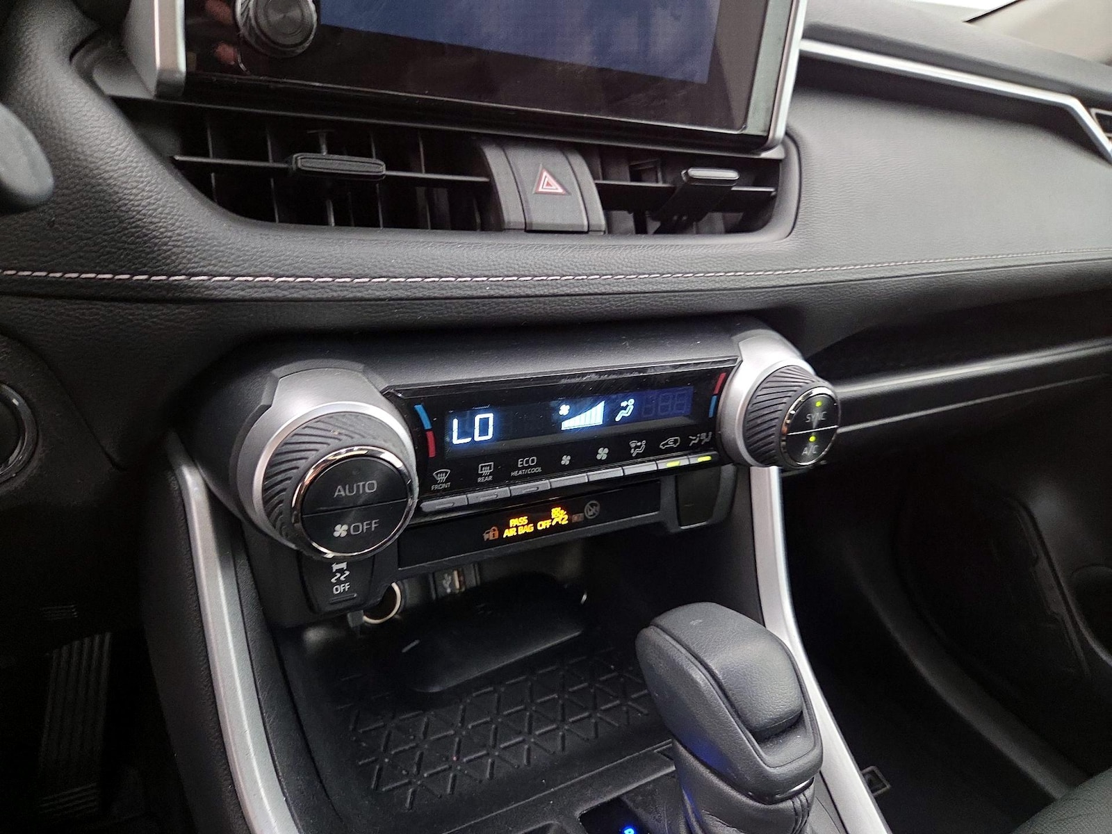 2024 Toyota RAV4 XLE - Photo 17