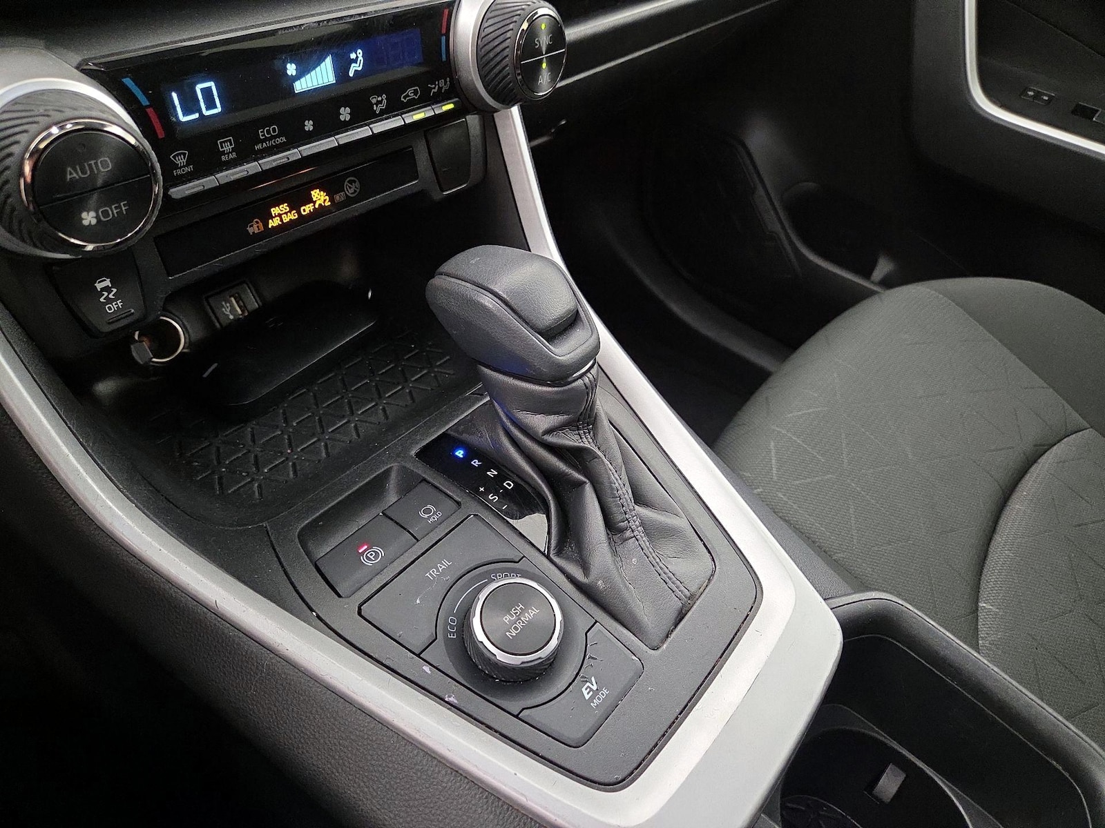 2024 Toyota RAV4 XLE - Photo 18
