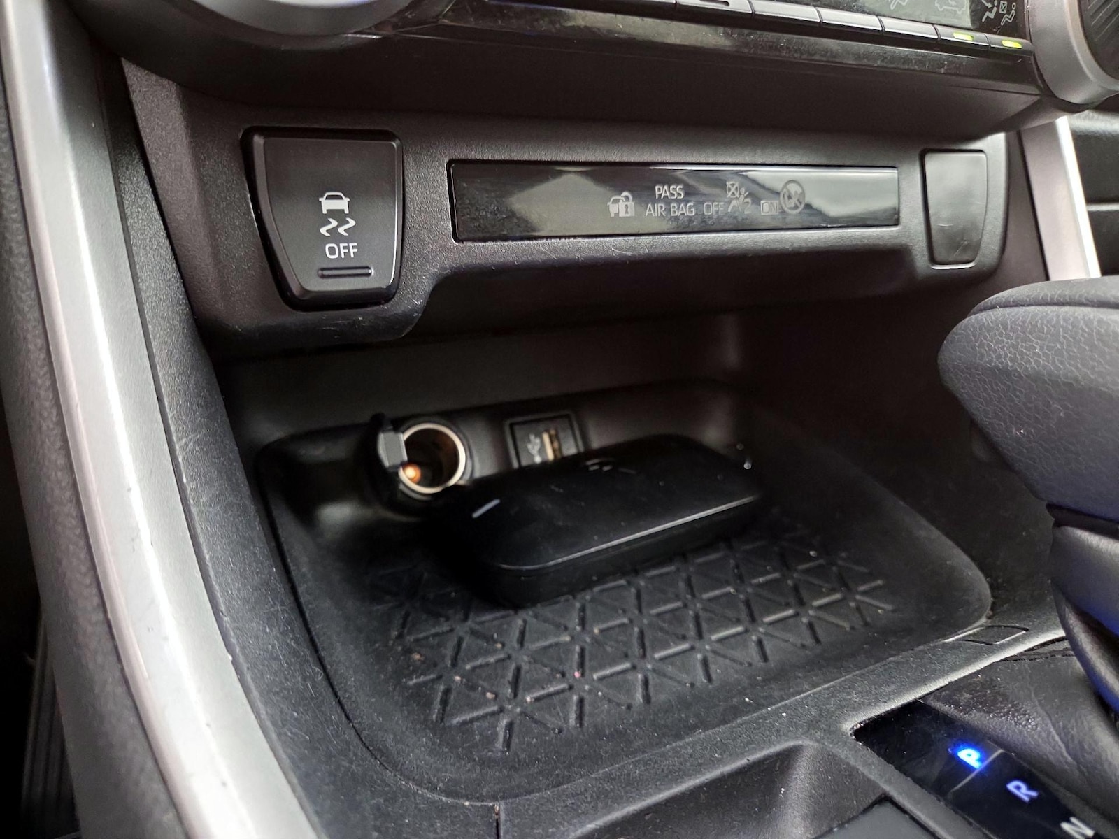 2024 Toyota RAV4 XLE - Photo 19