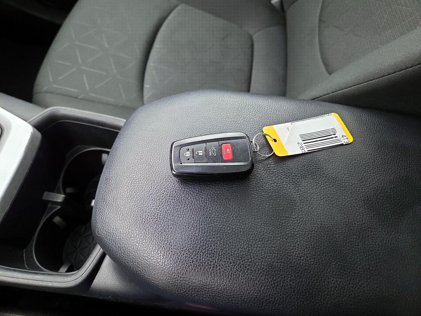 2024 Toyota RAV4 XLE - Photo 24