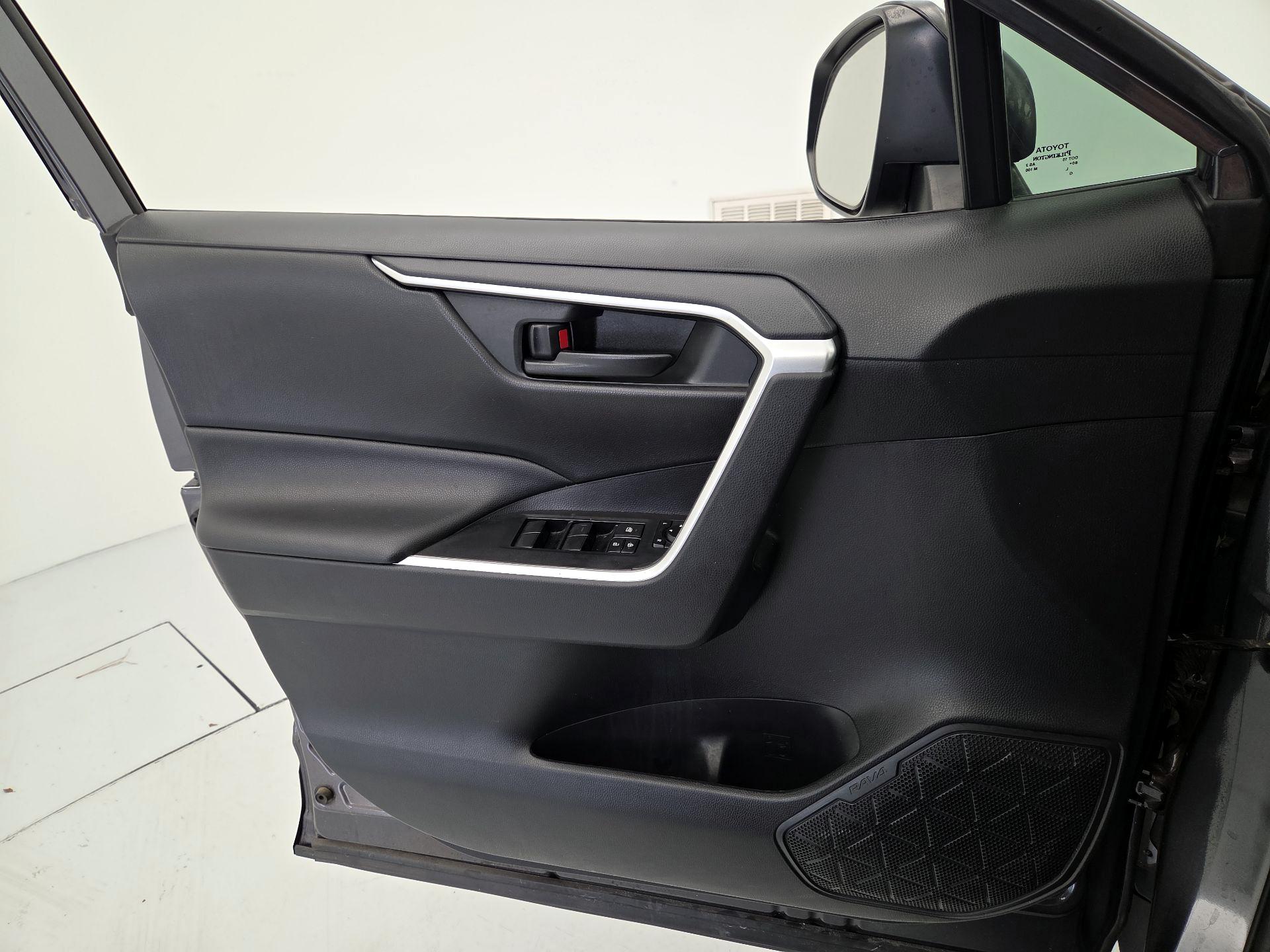 Thumbnail: 2020 Toyota RAV4 - 12