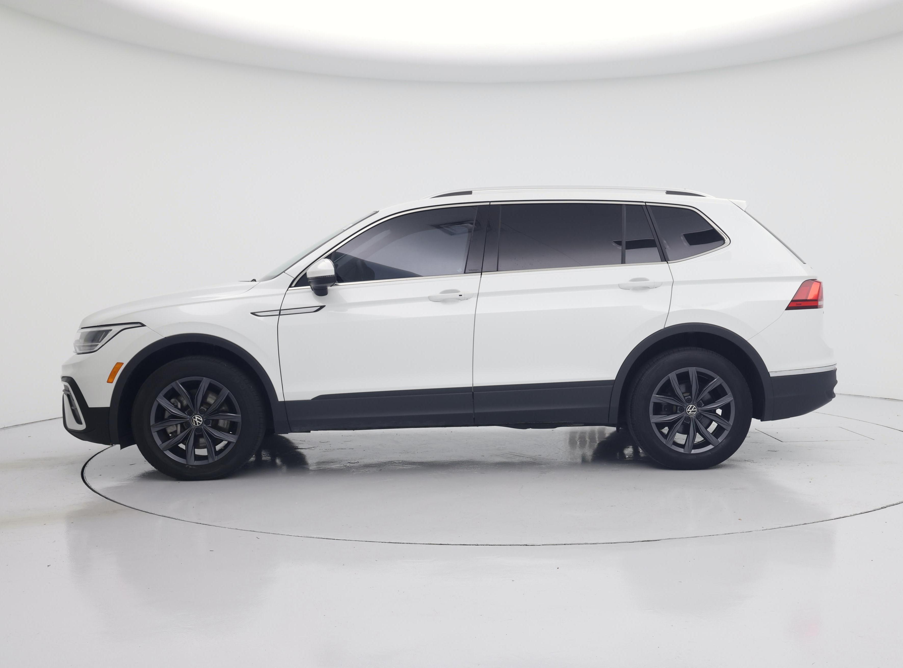 Thumbnail: 2023 Volkswagen Tiguan - 3