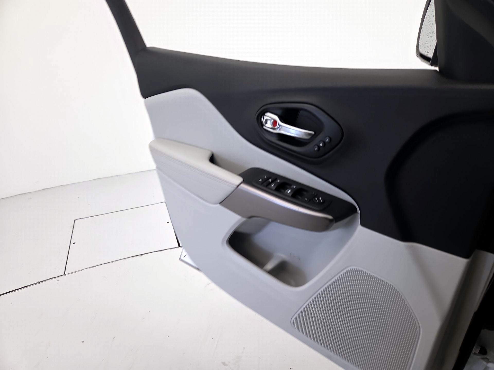 Thumbnail: 2021 Jeep Cherokee - 12