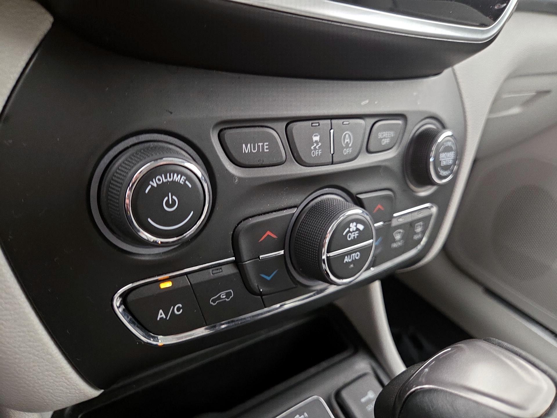 Thumbnail: 2021 Jeep Cherokee - 16