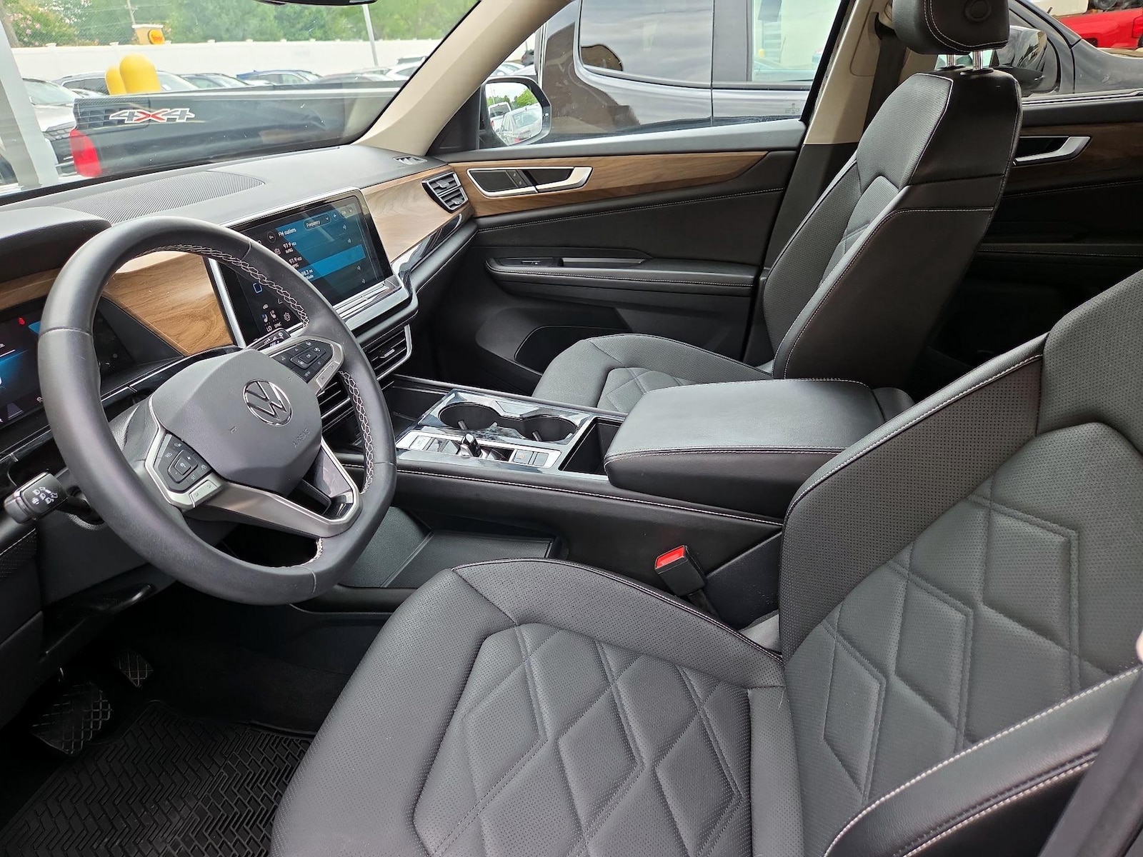 2024 Volkswagen Atlas SE w/Tech - Photo 12
