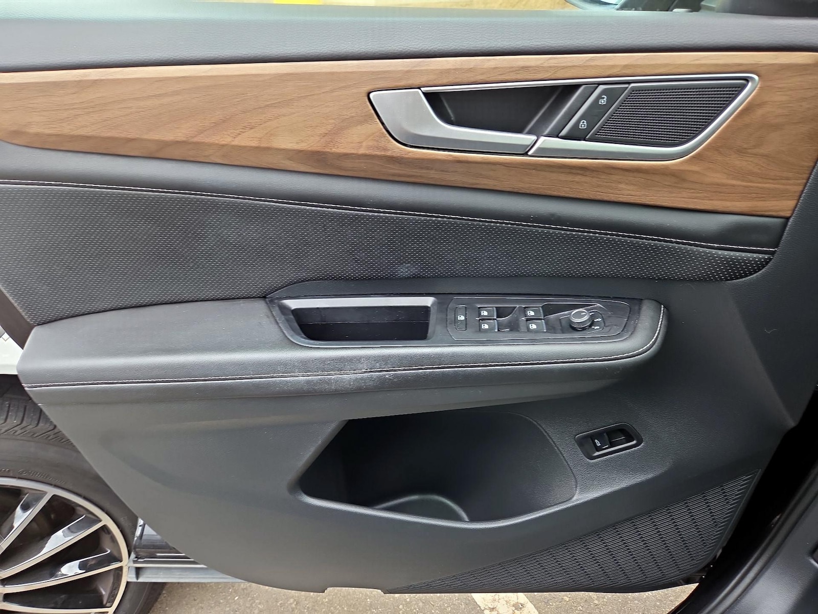 2024 Volkswagen Atlas SE w/Tech - Photo 13