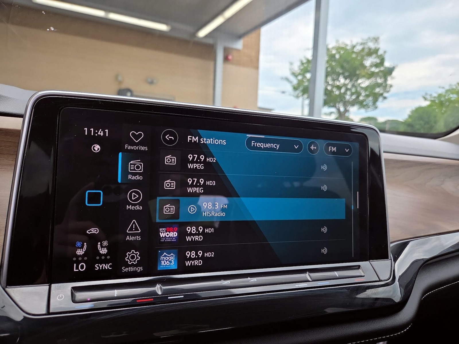2024 Volkswagen Atlas SE w/Tech - Photo 16