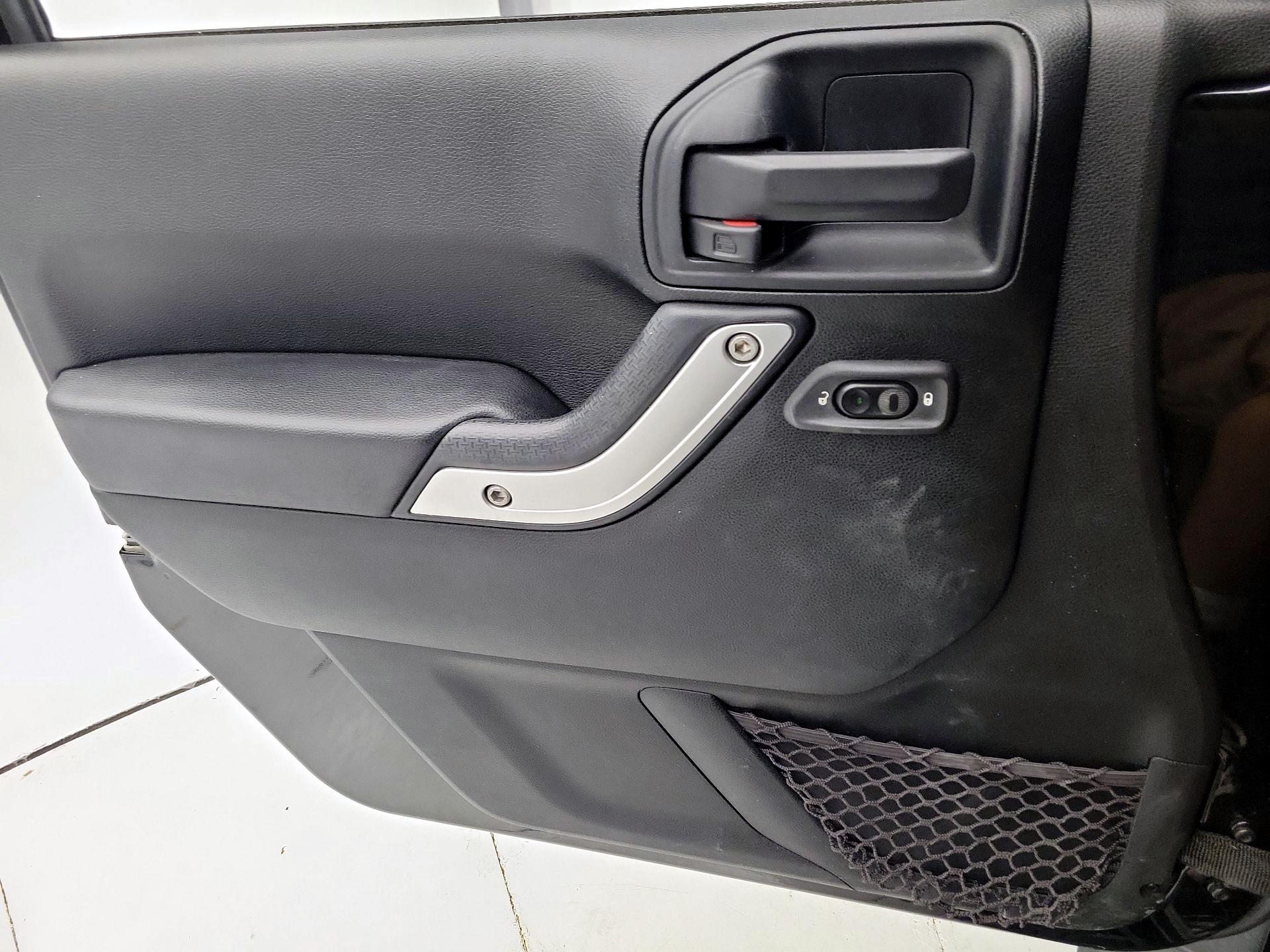 Thumbnail: 2016 Jeep Wrangler - 12