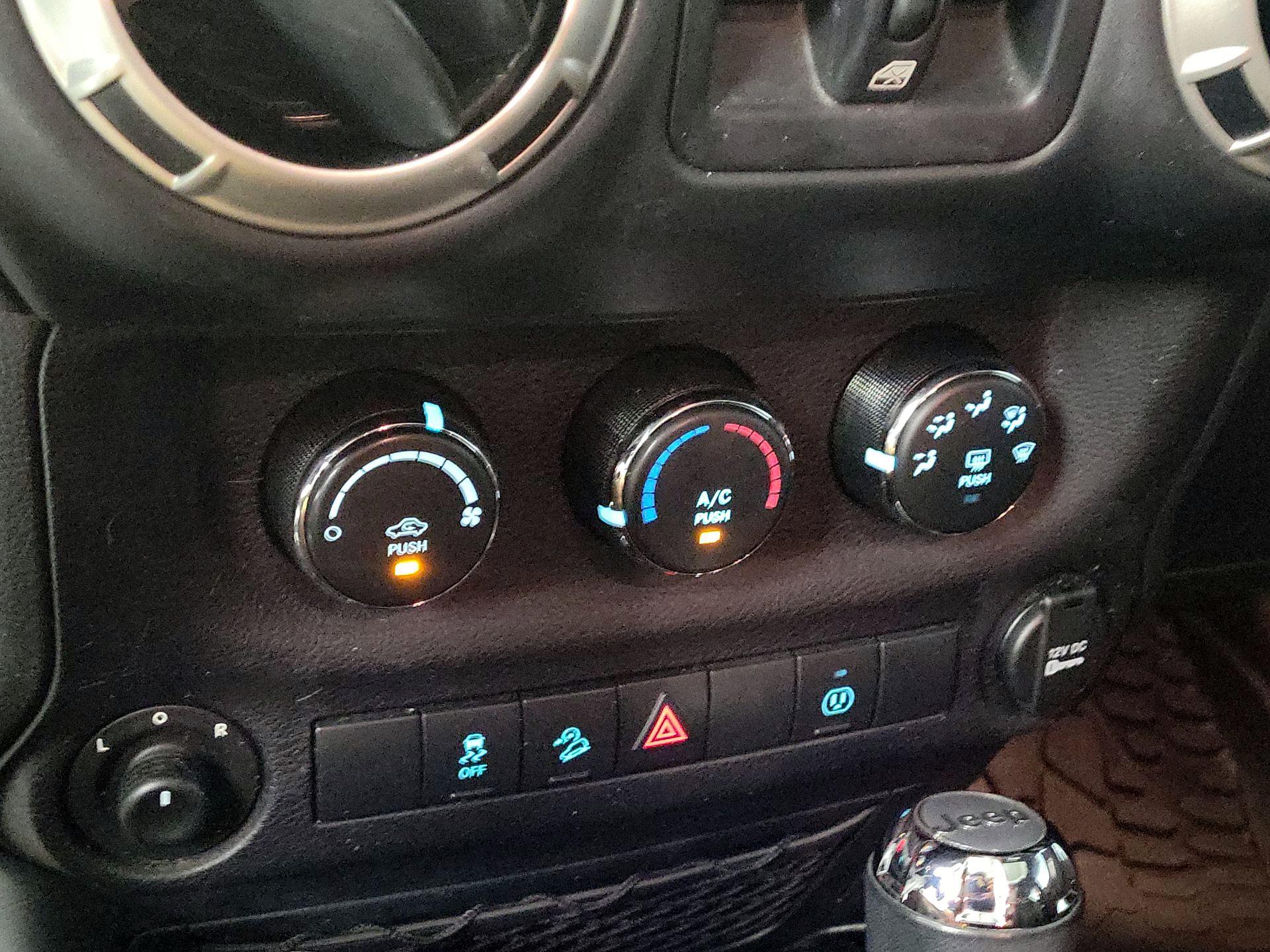 Thumbnail: 2016 Jeep Wrangler - 16