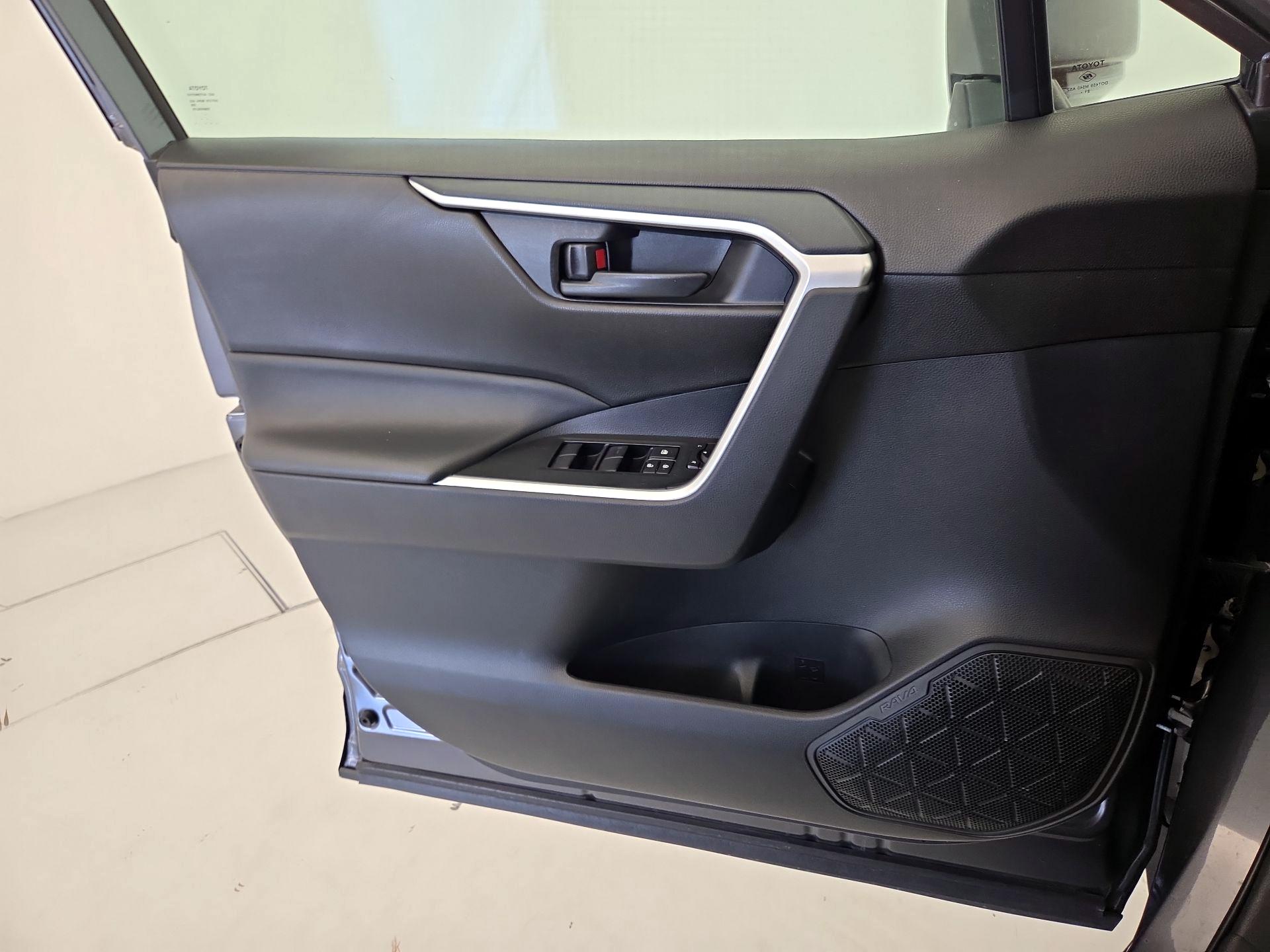 Thumbnail: 2022 Toyota RAV4 - 12