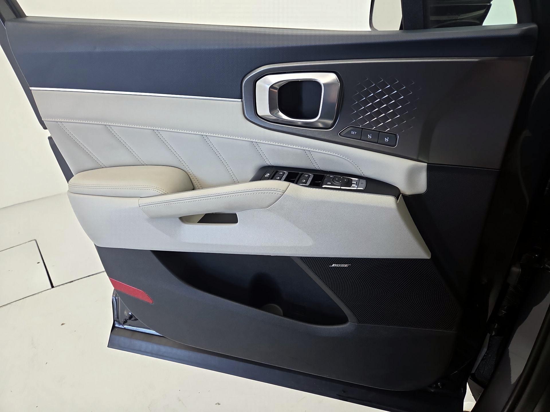 Thumbnail: 2023 Kia Sorento - 12