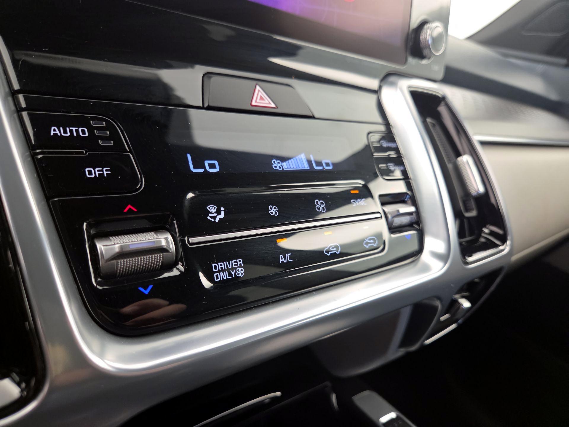 Thumbnail: 2023 Kia Sorento - 16