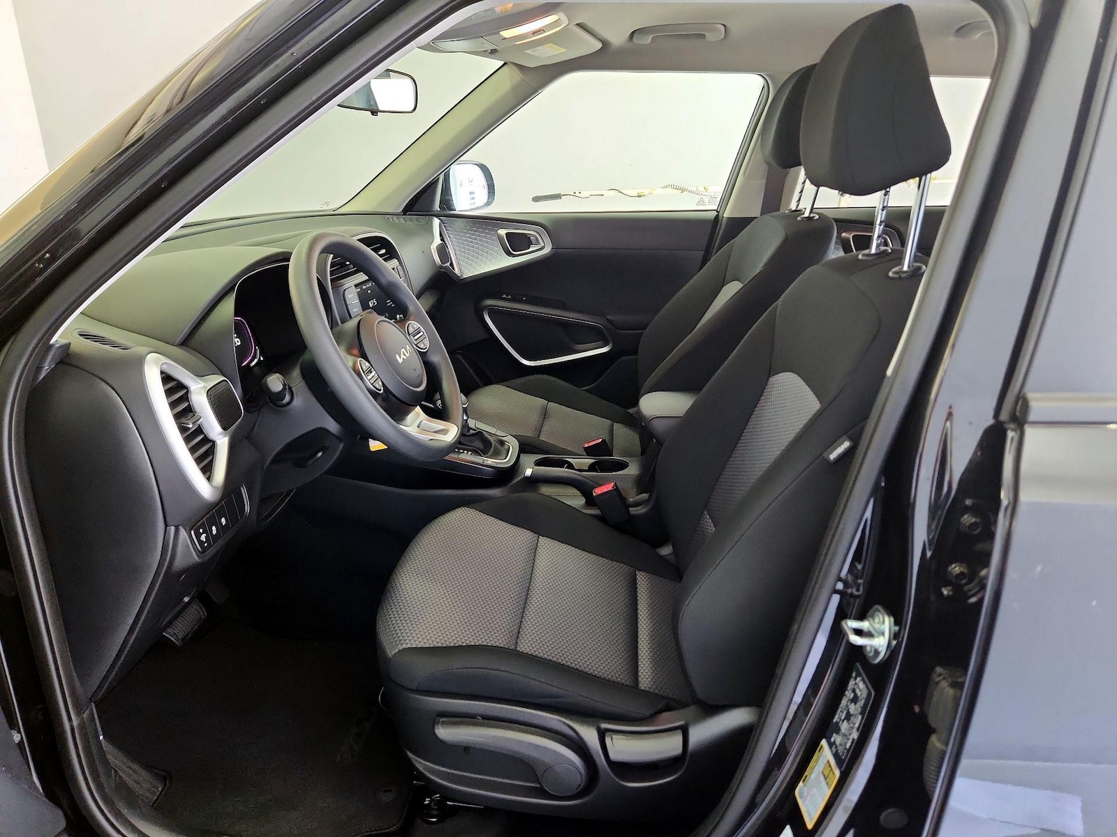 2025 Kia Soul LX - Photo 12
