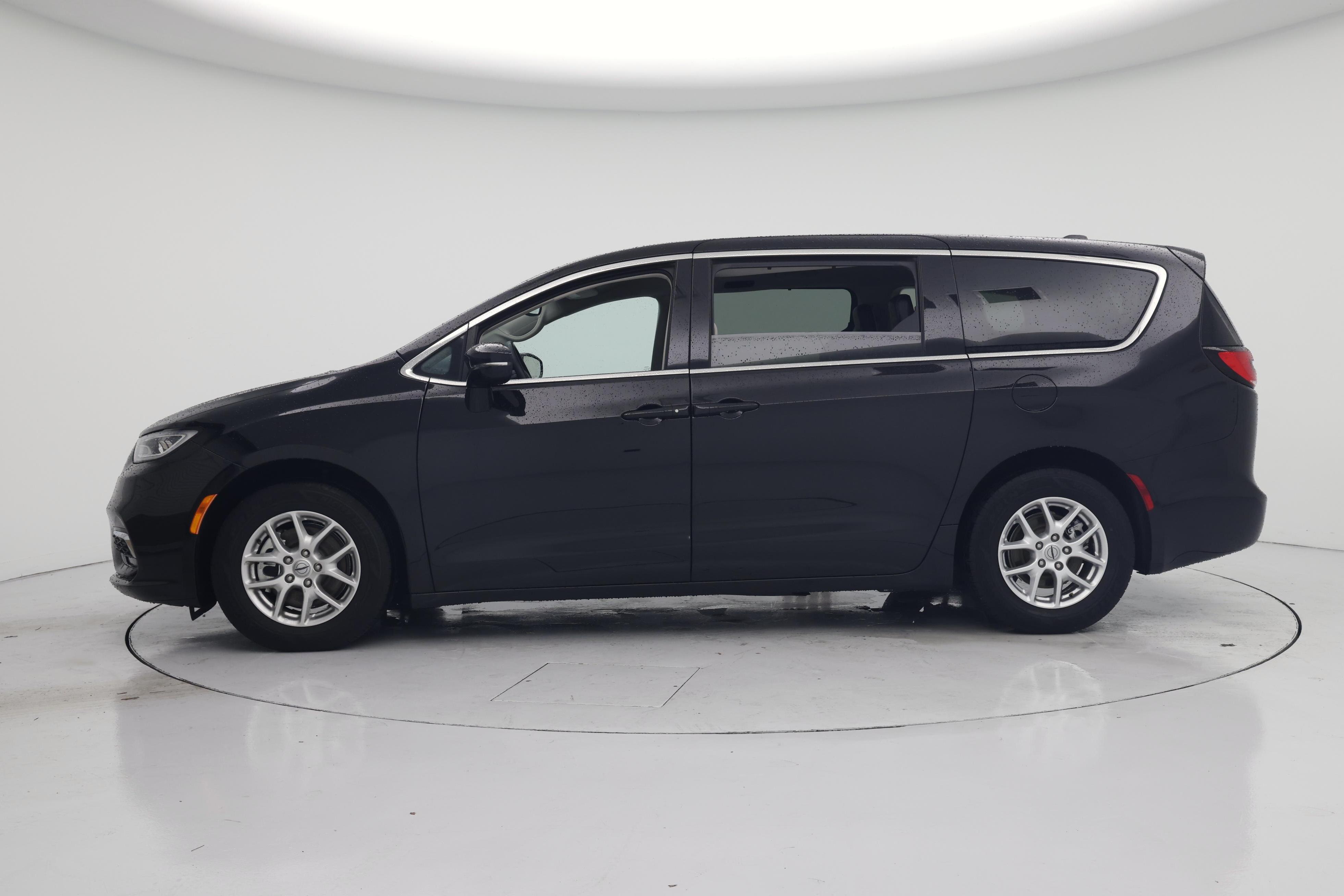 Thumbnail: 2024 Chrysler Pacifica - 3
