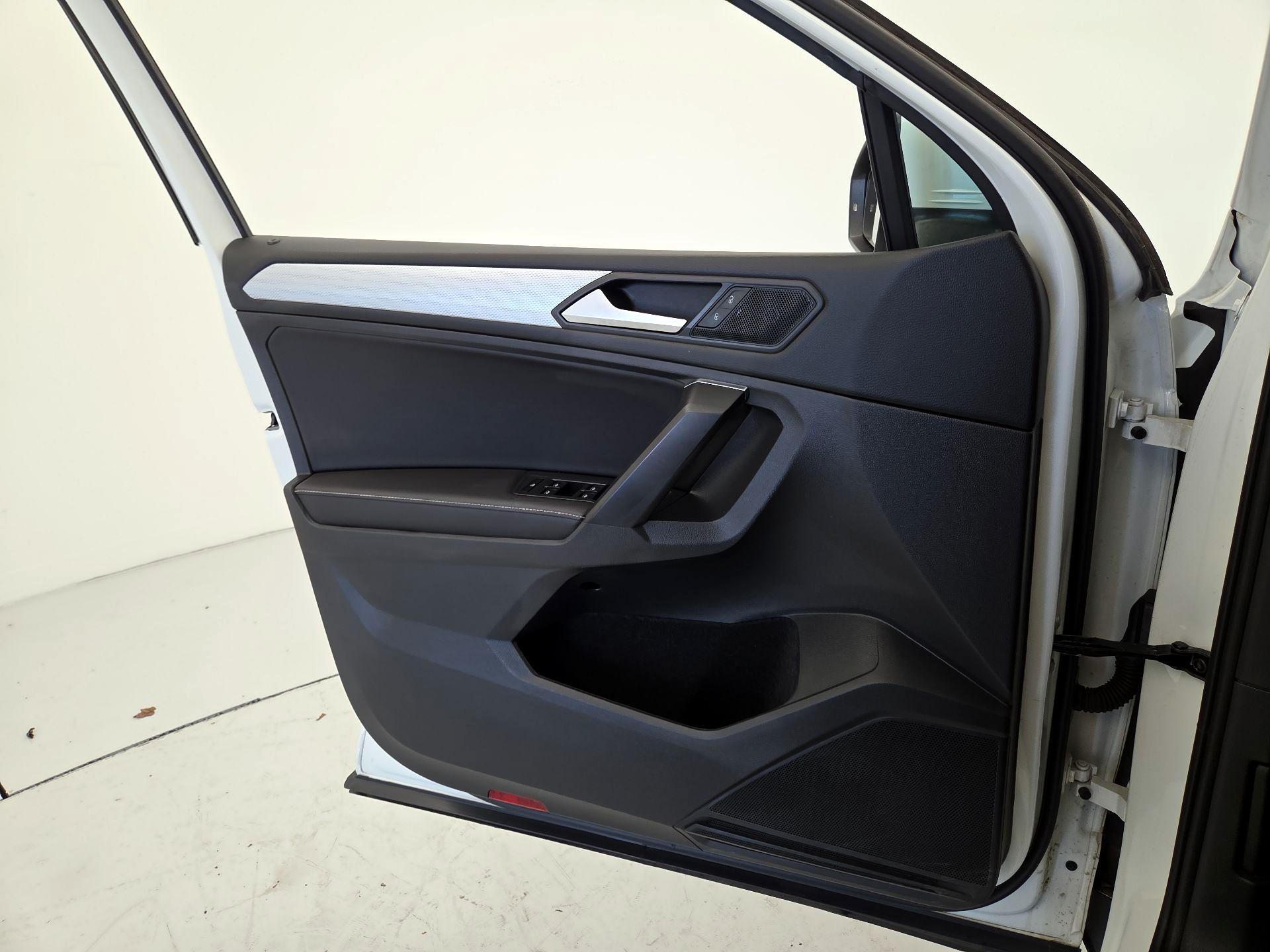 Thumbnail: 2023 Volkswagen Tiguan - 12