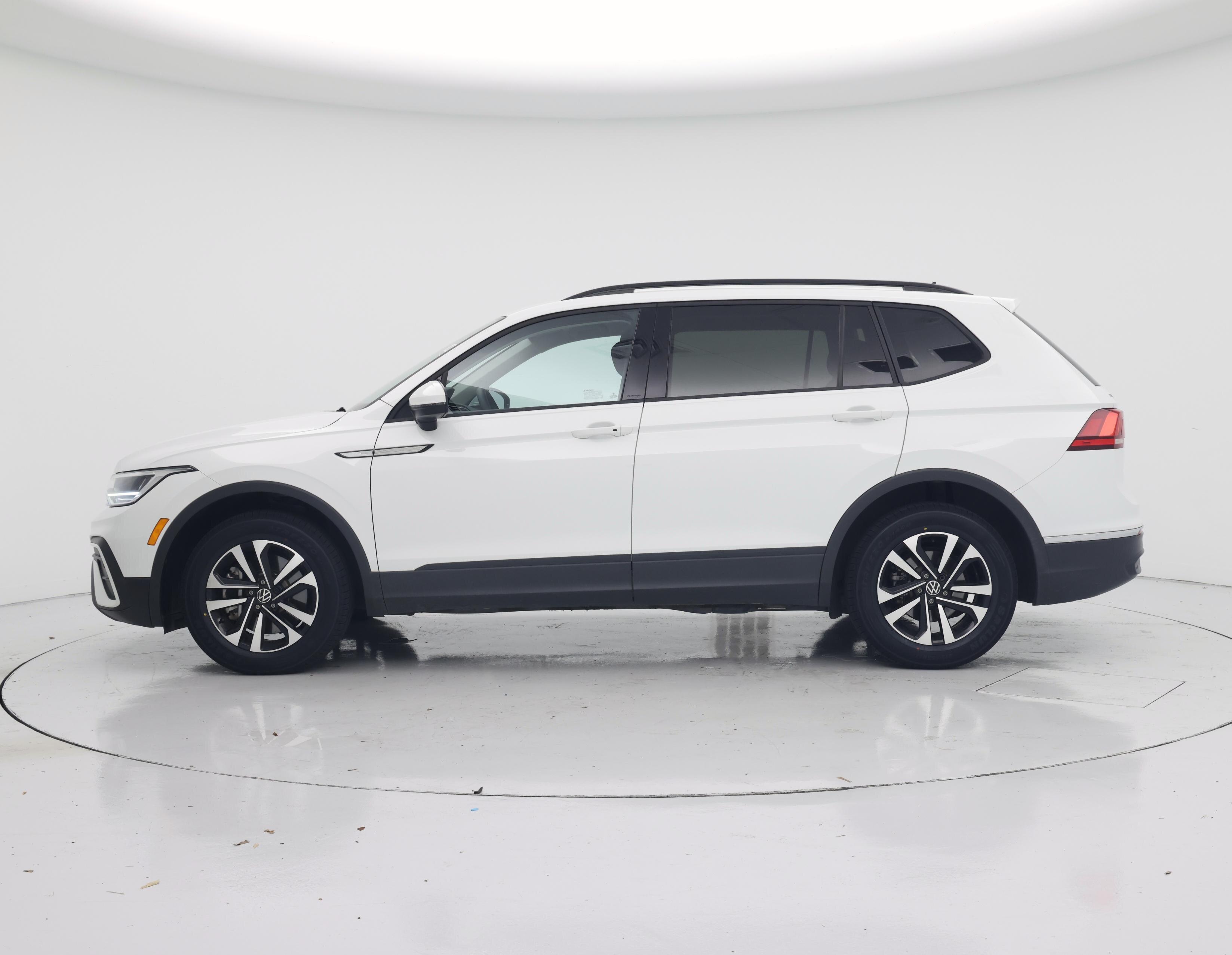 Thumbnail: 2023 Volkswagen Tiguan - 3