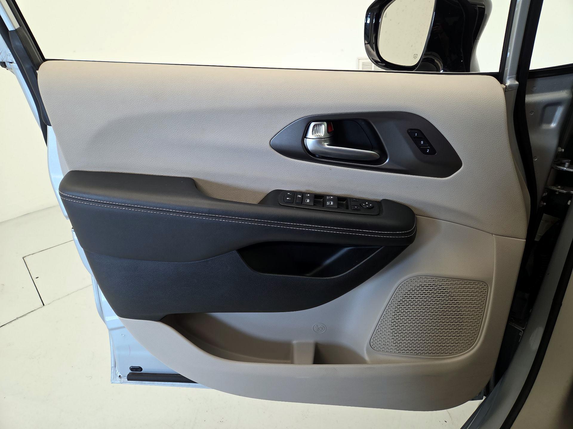 Thumbnail: 2024 Chrysler Pacifica - 12
