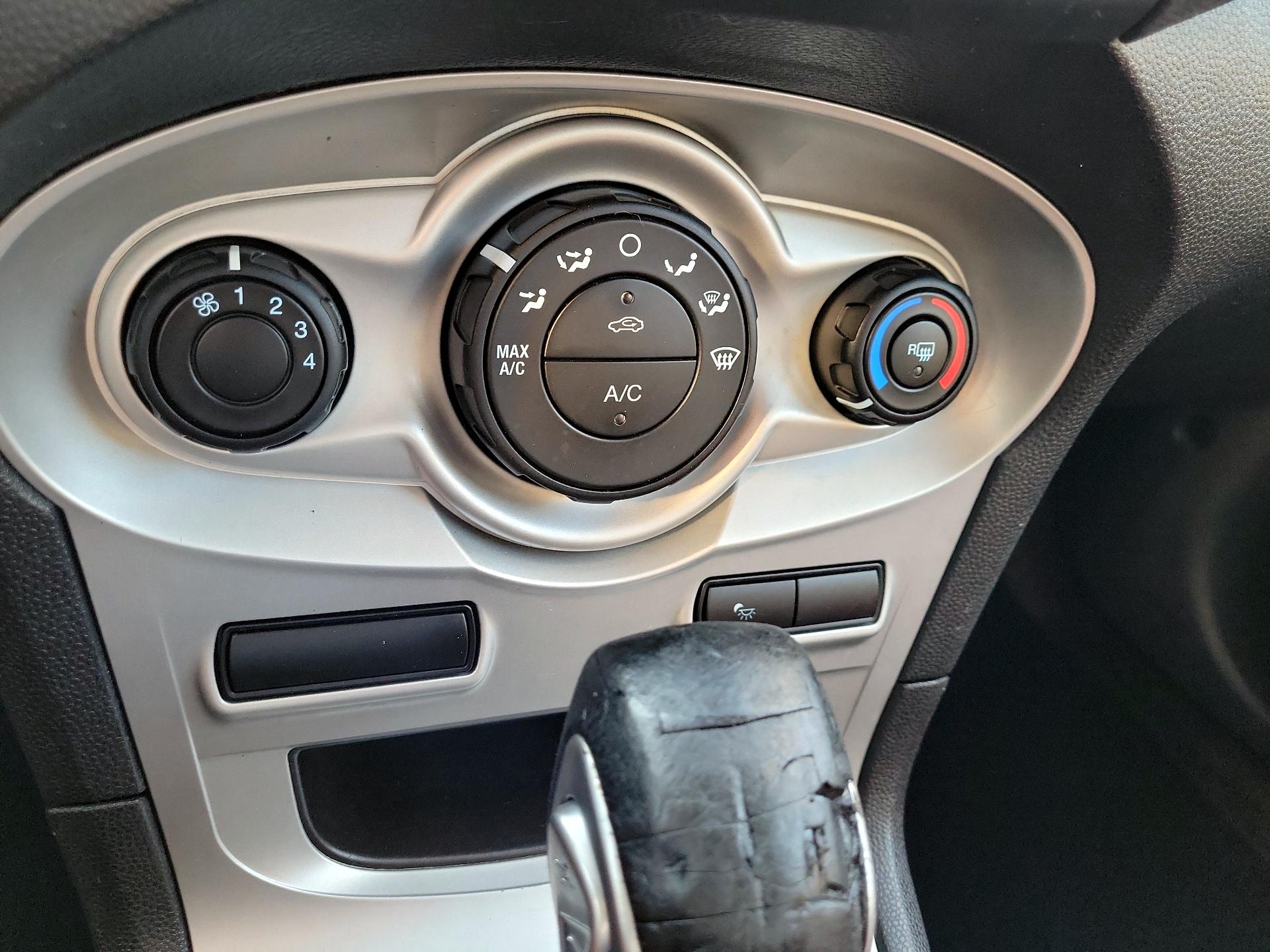 Thumbnail: 2016 Ford Fiesta - 15