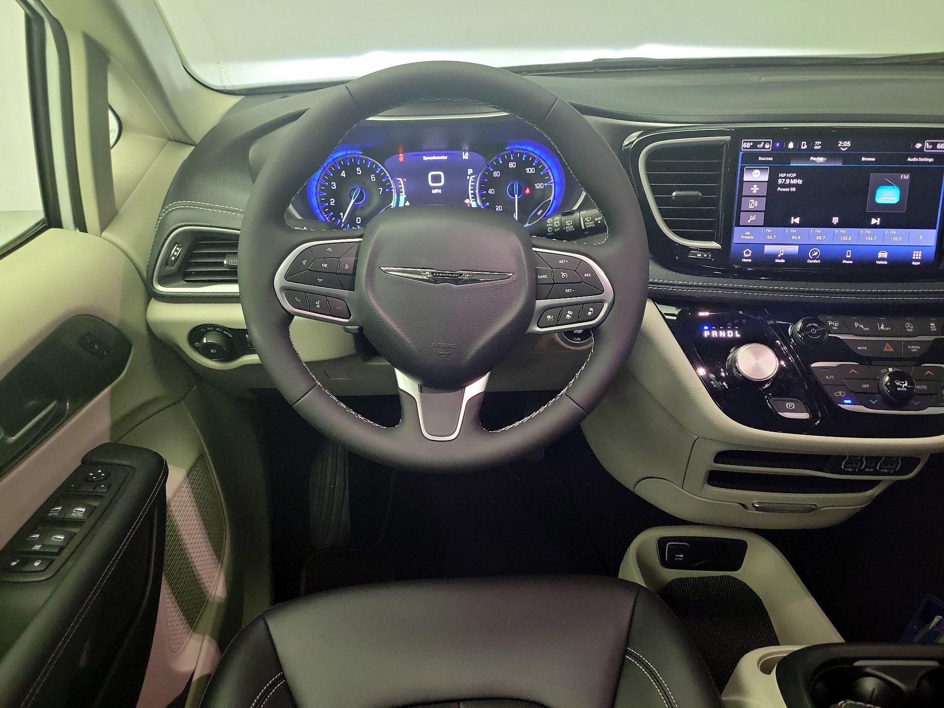 Thumbnail: 2024 Chrysler Pacifica - 10