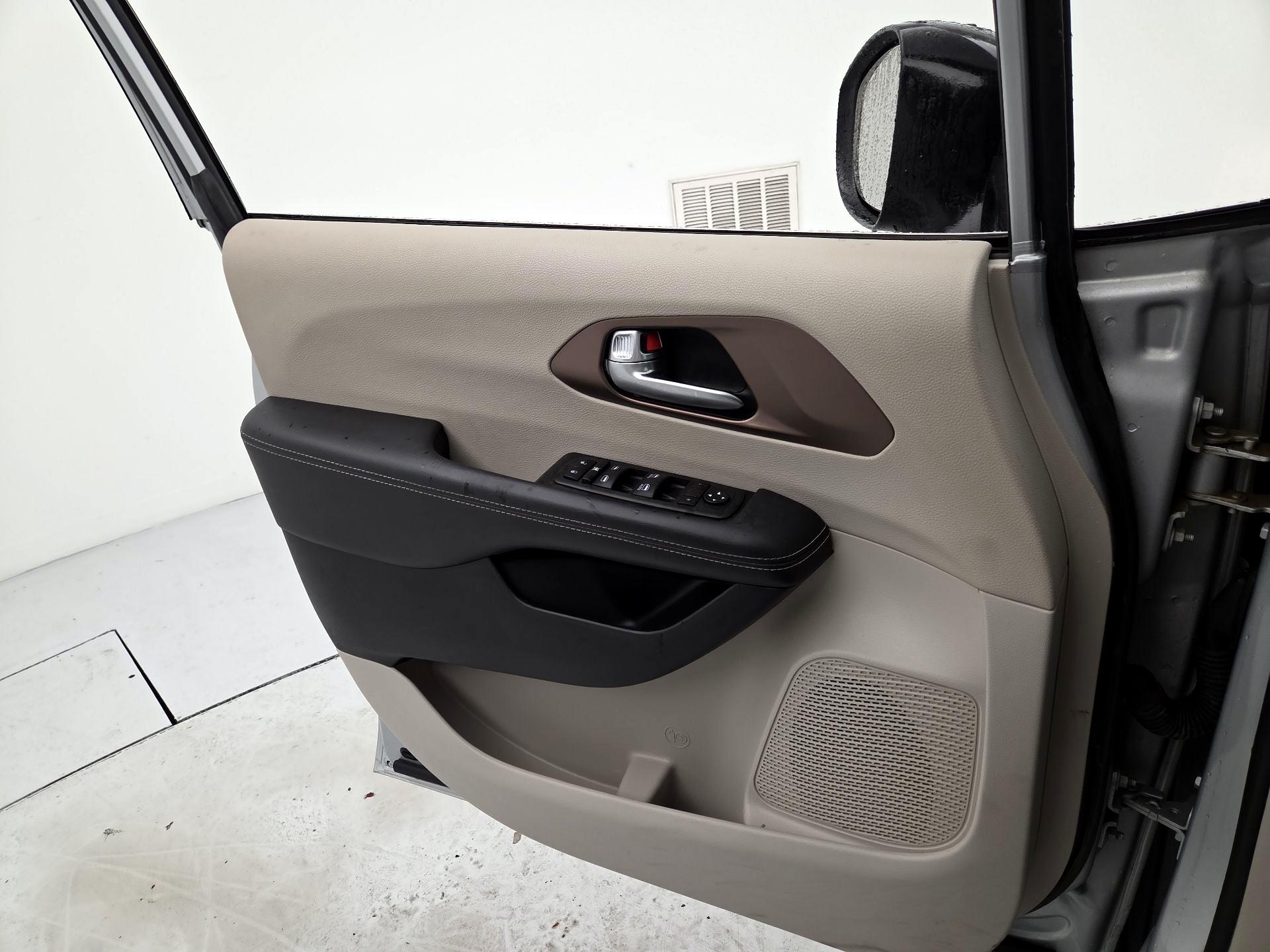 Thumbnail: 2024 Chrysler Voyager - 12
