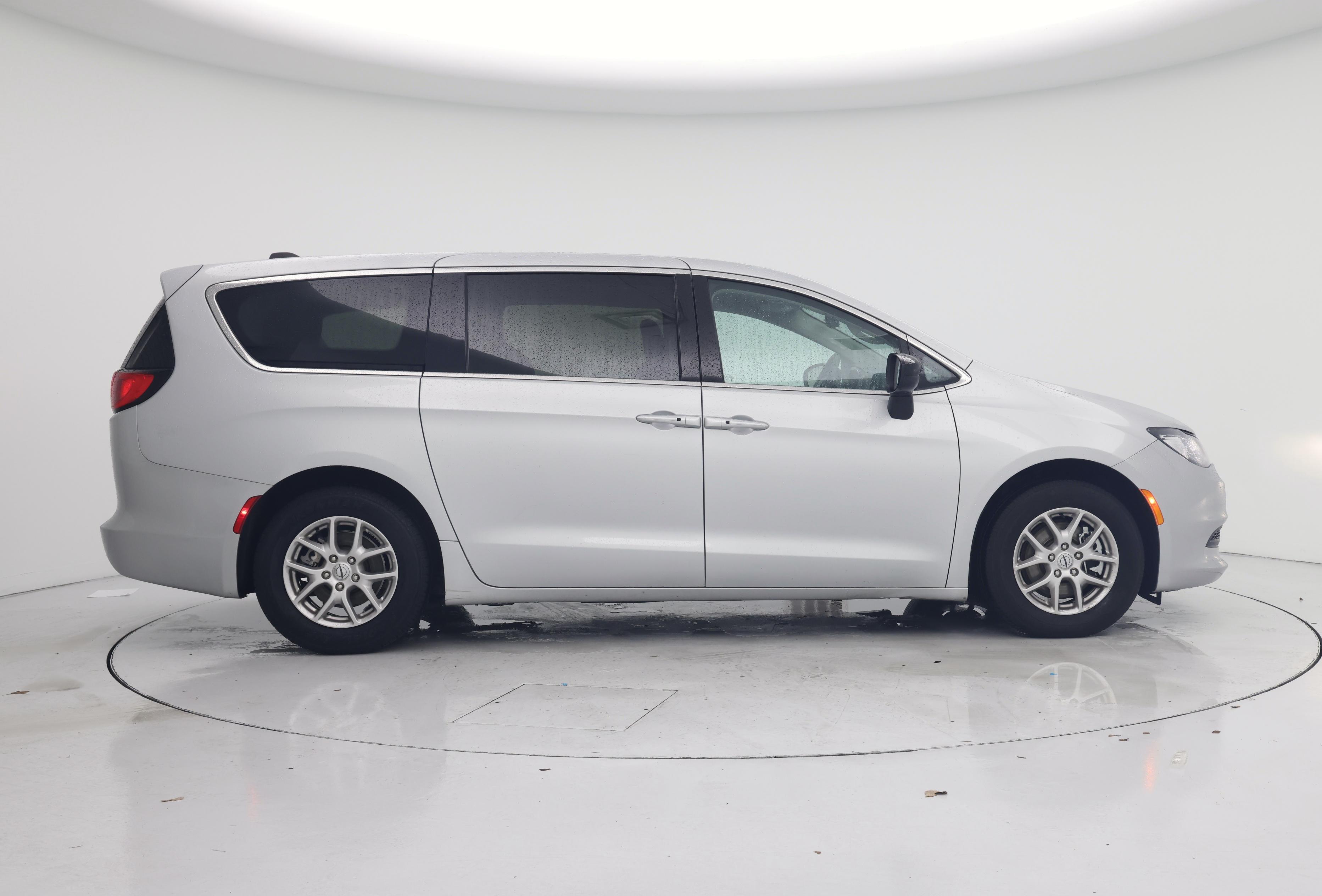 Thumbnail: 2024 Chrysler Voyager - 7