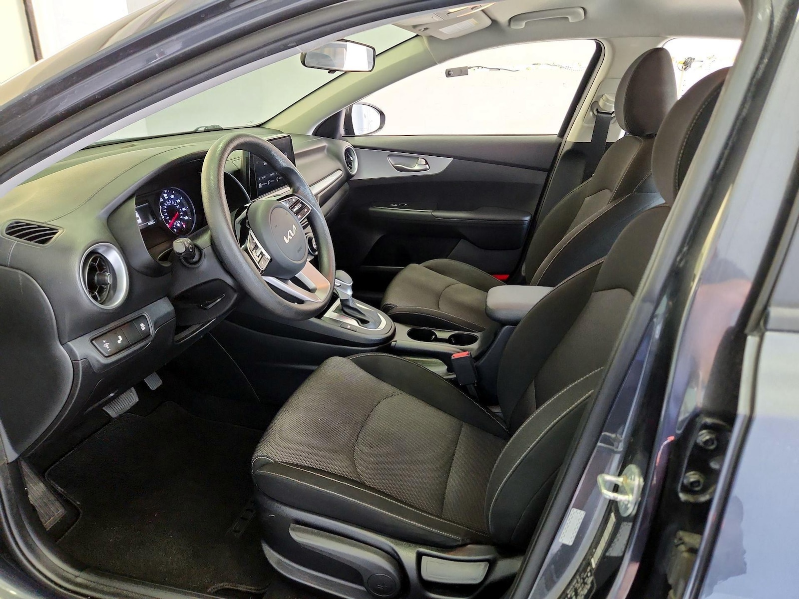 2023 Kia Forte LXS - Photo 12