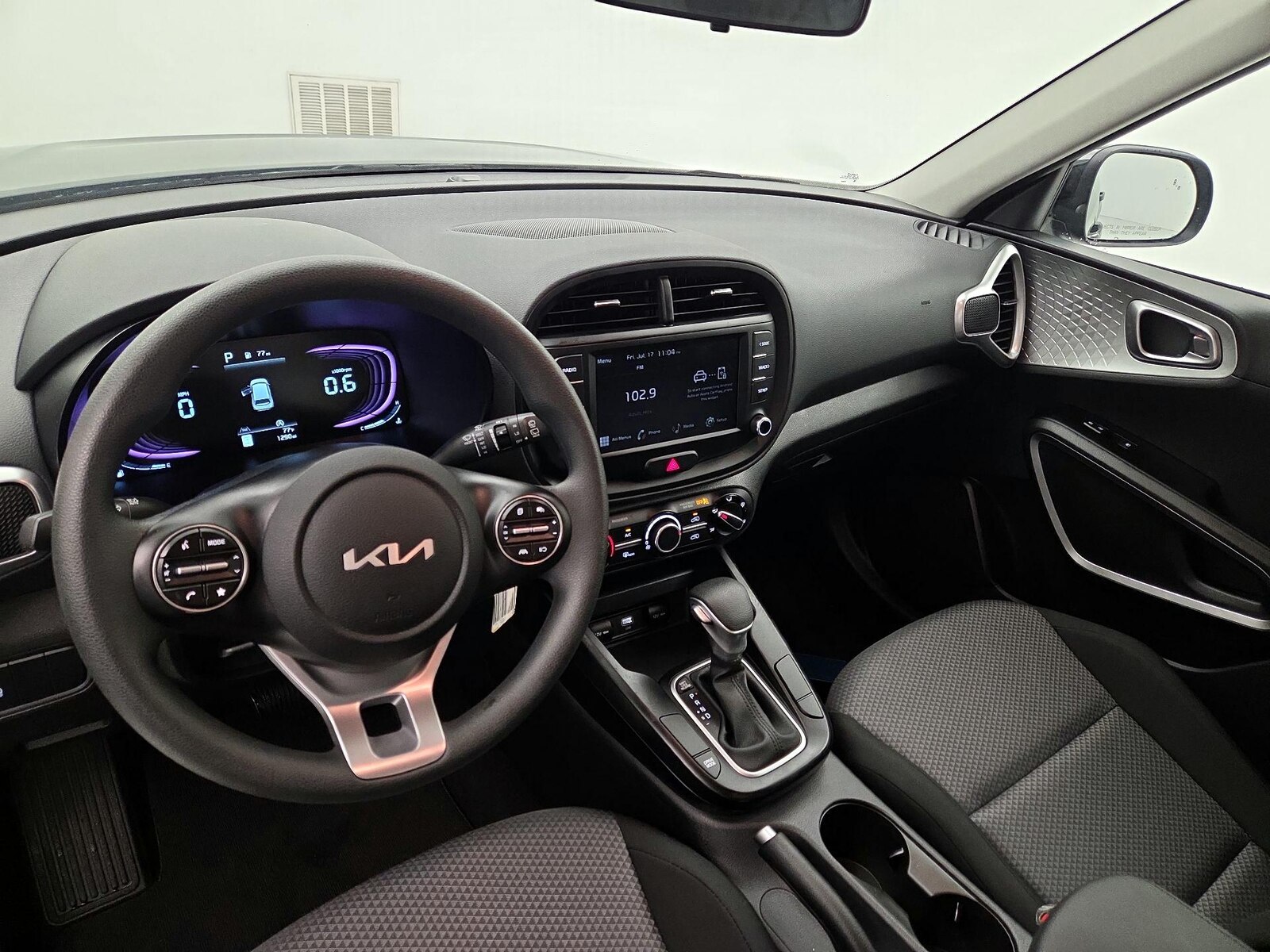 2025 Kia Soul LX - Photo 10