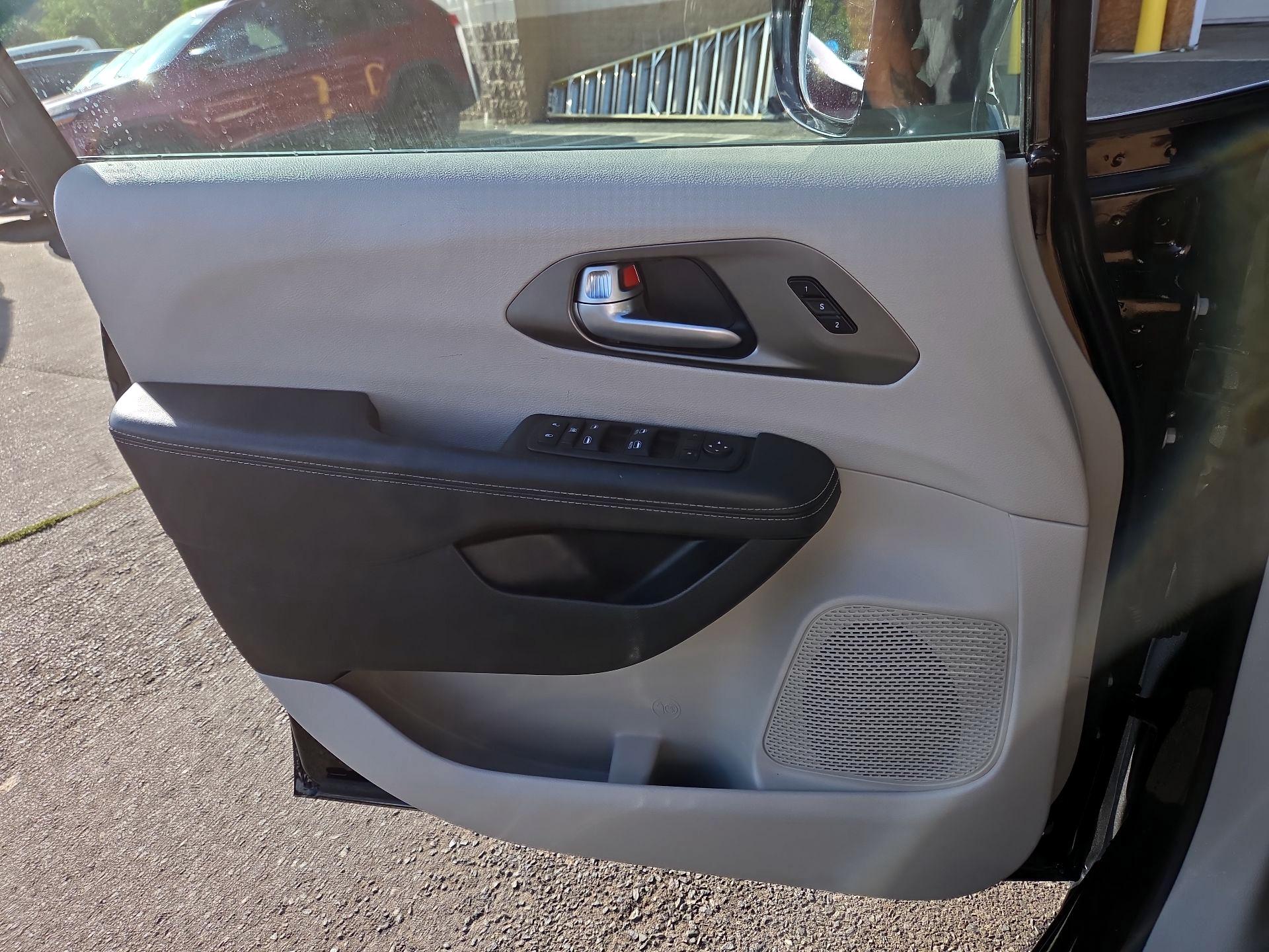 Thumbnail: 2024 Chrysler Pacifica - 12