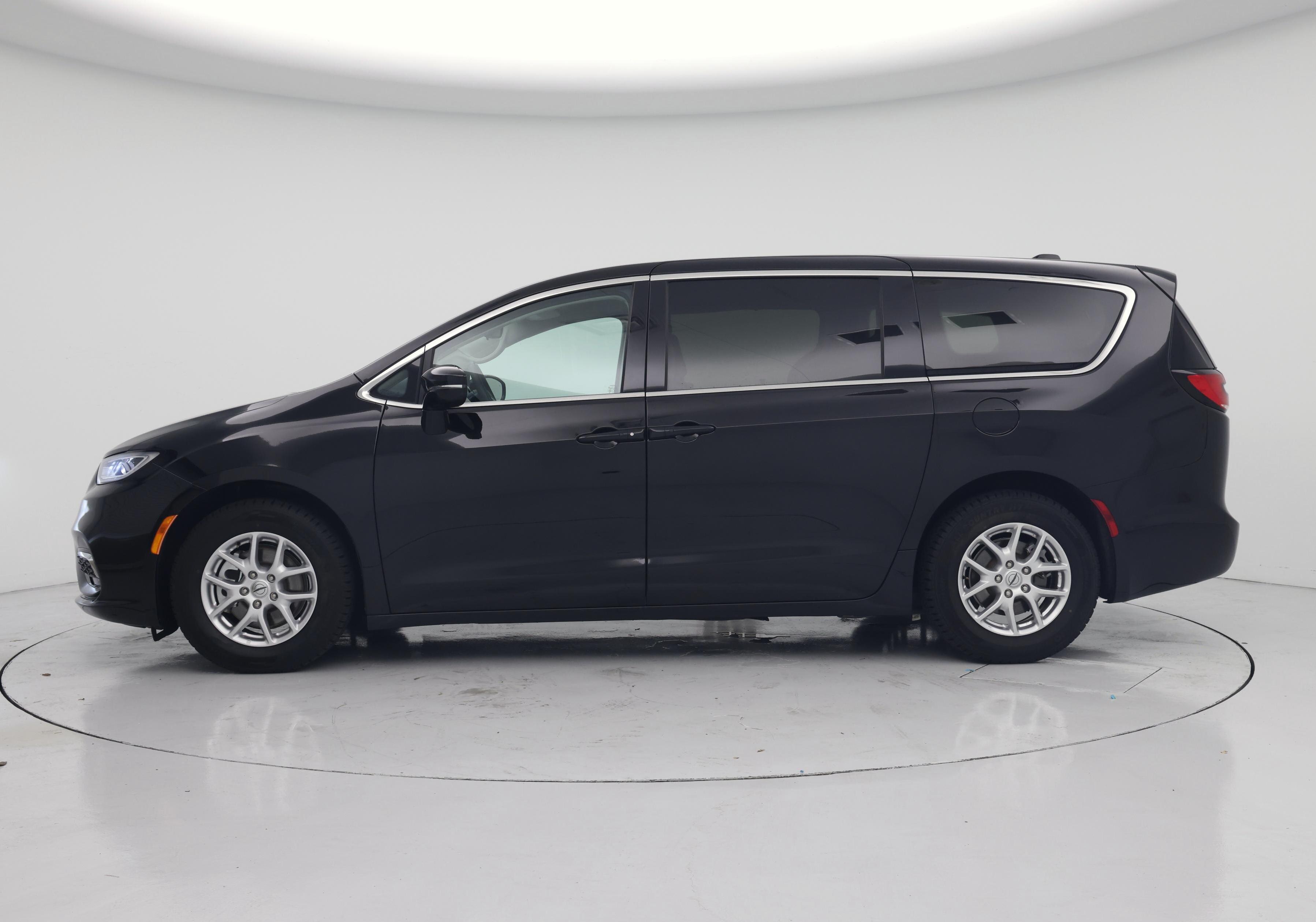 Thumbnail: 2024 Chrysler Pacifica - 3