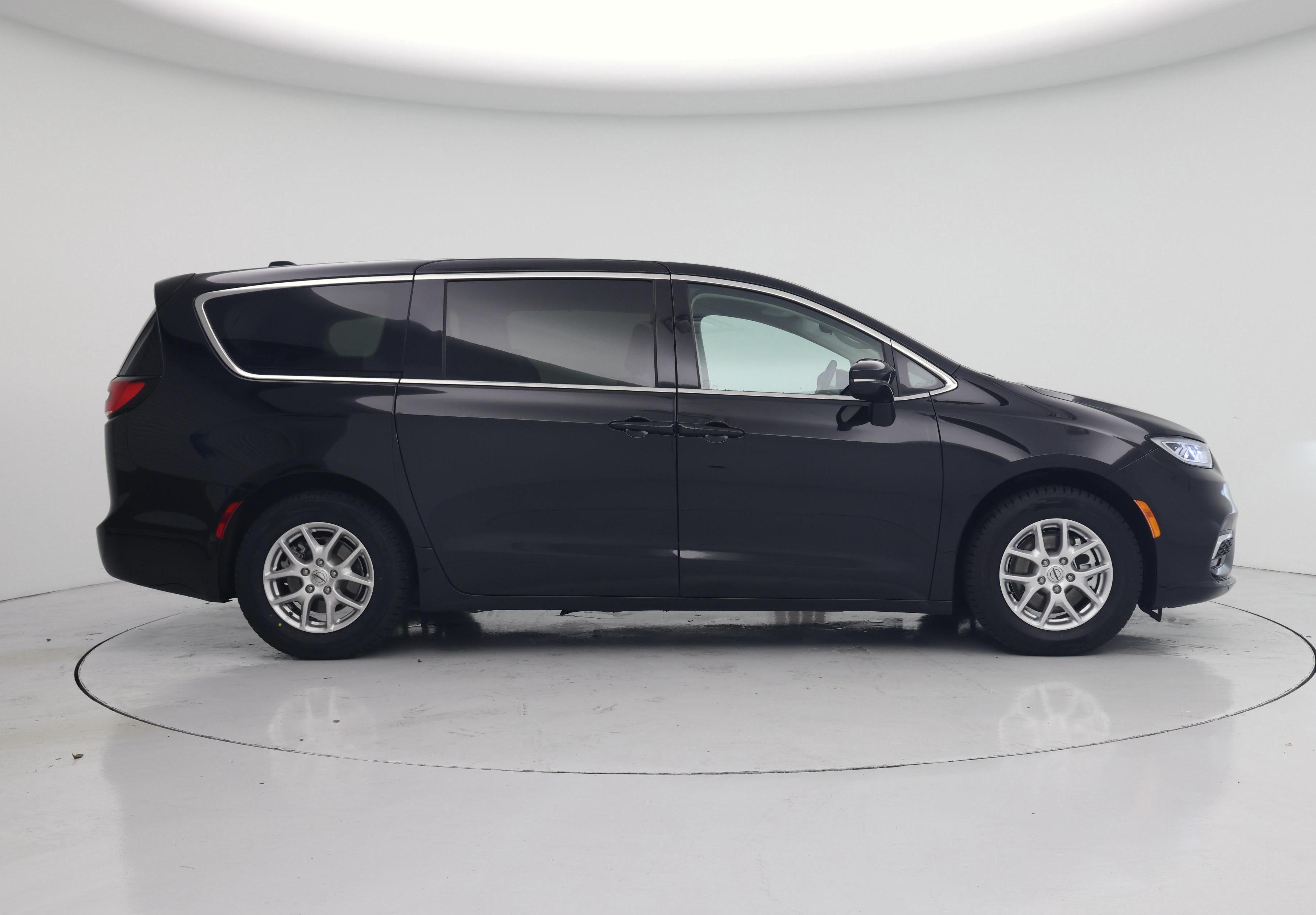 Thumbnail: 2024 Chrysler Pacifica - 7