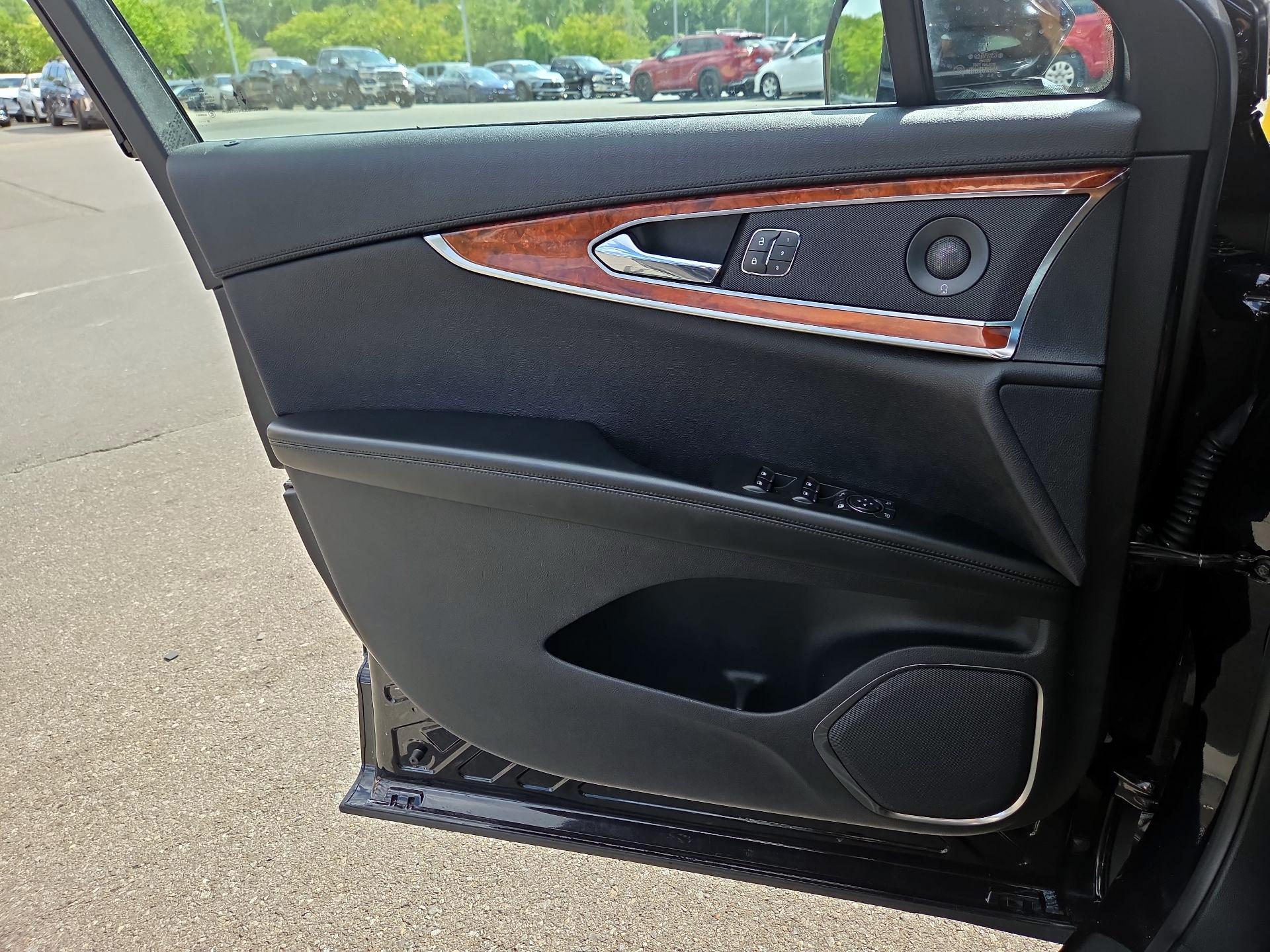 Thumbnail: 2020 Lincoln Nautilus - 12