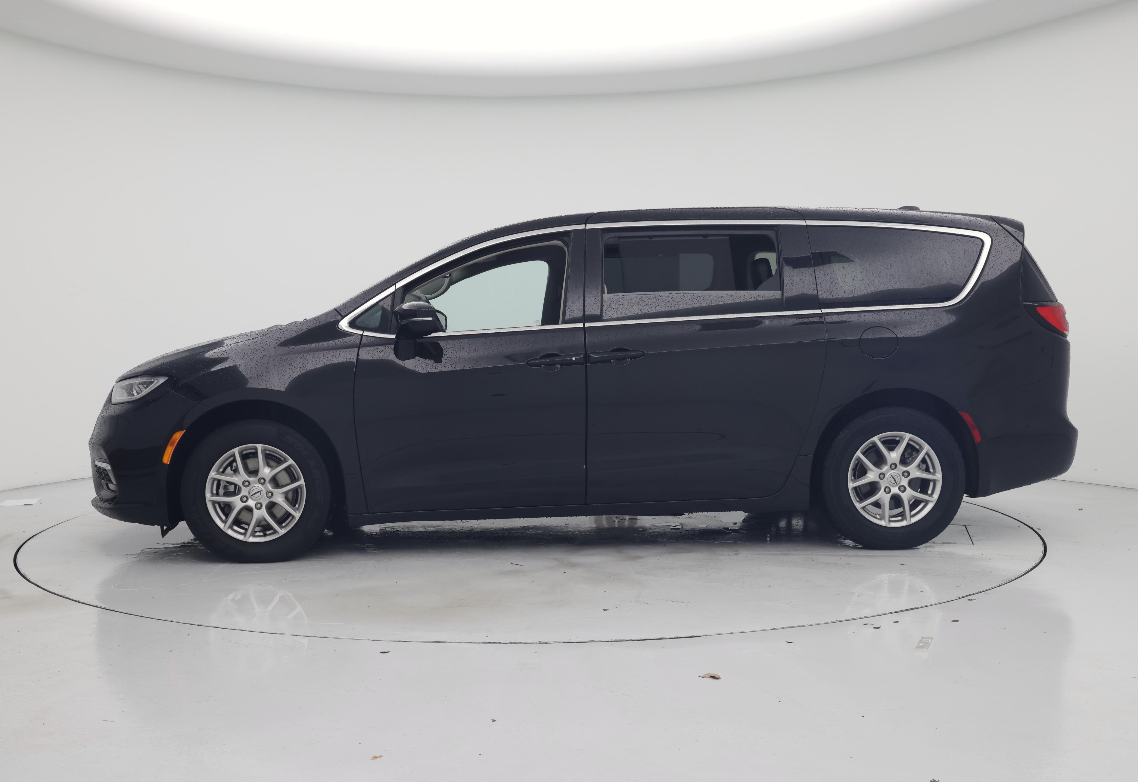 Thumbnail: 2024 Chrysler Pacifica - 3