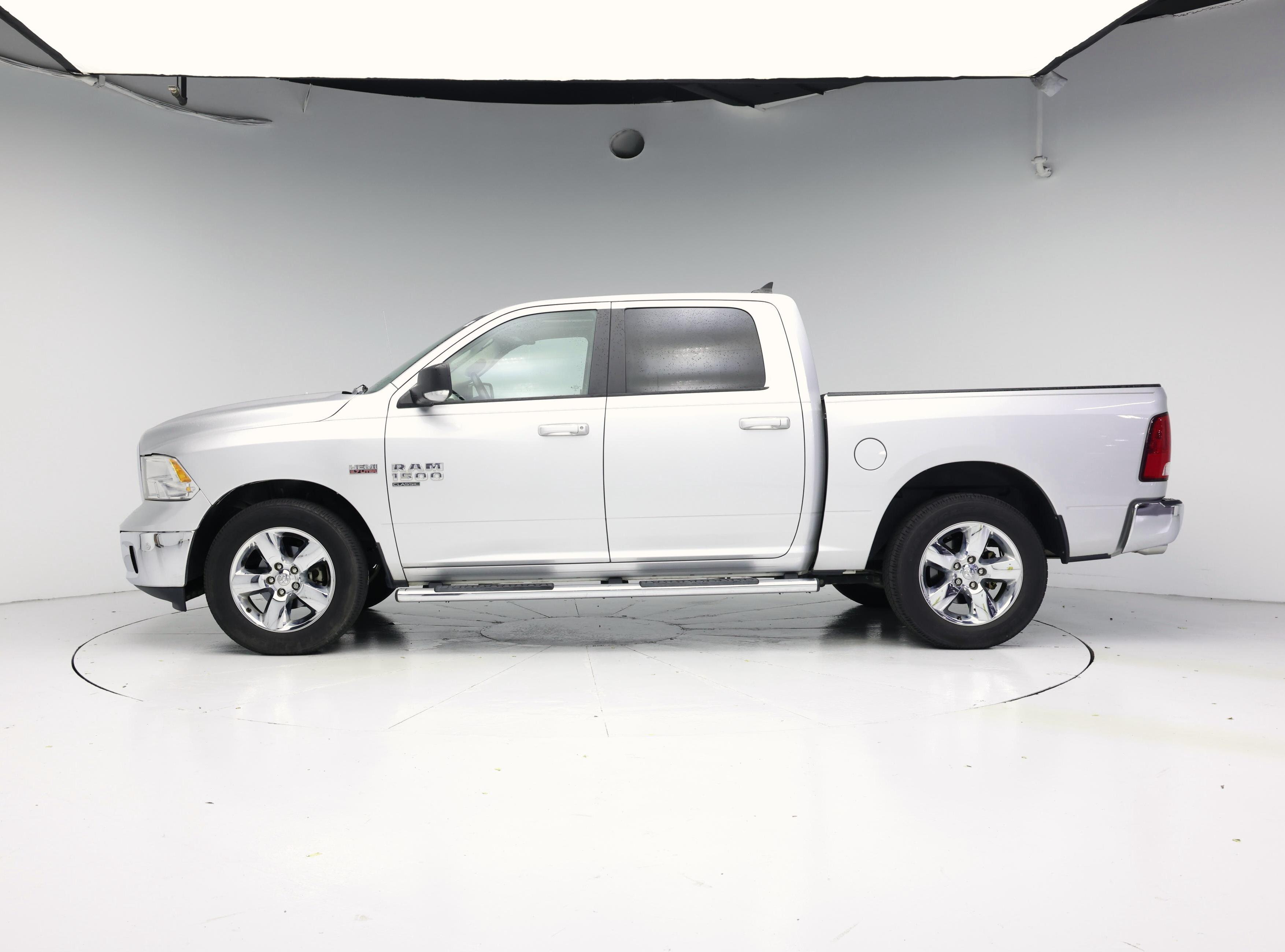 Thumbnail: 2019 RAM 1500 Classic - 3