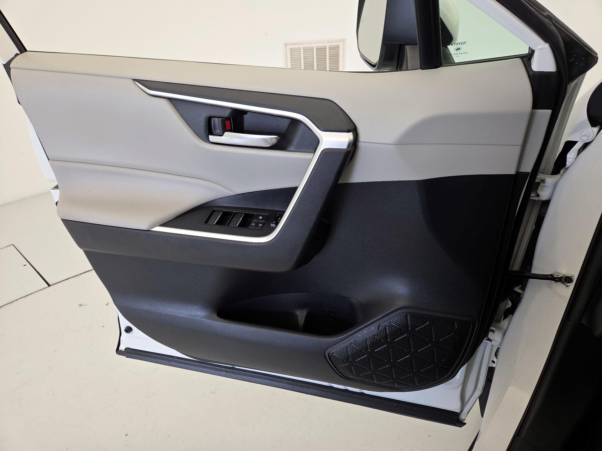 Thumbnail: 2022 Toyota RAV4 - 12