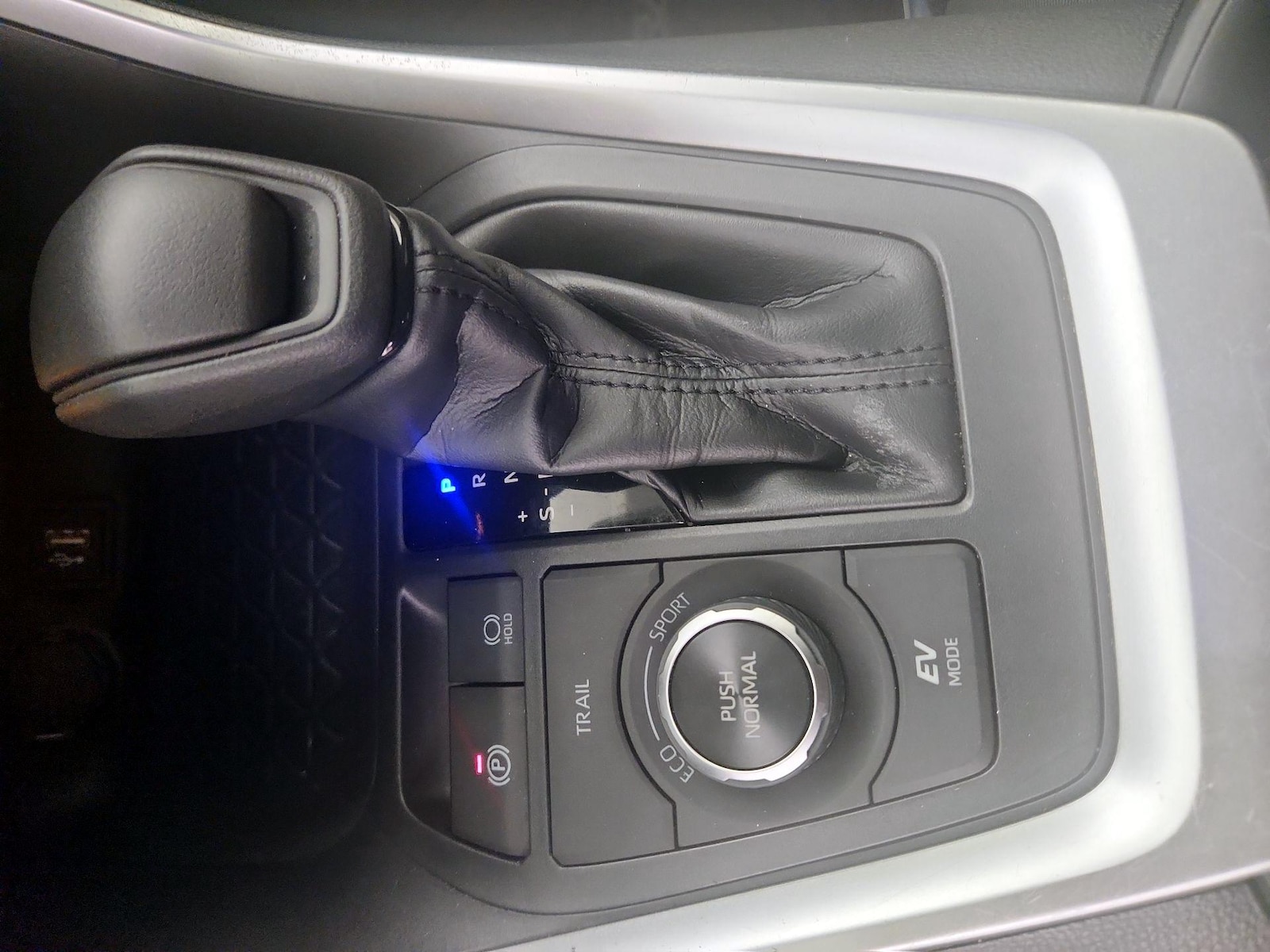 2024 Toyota RAV4 LE - Photo 18