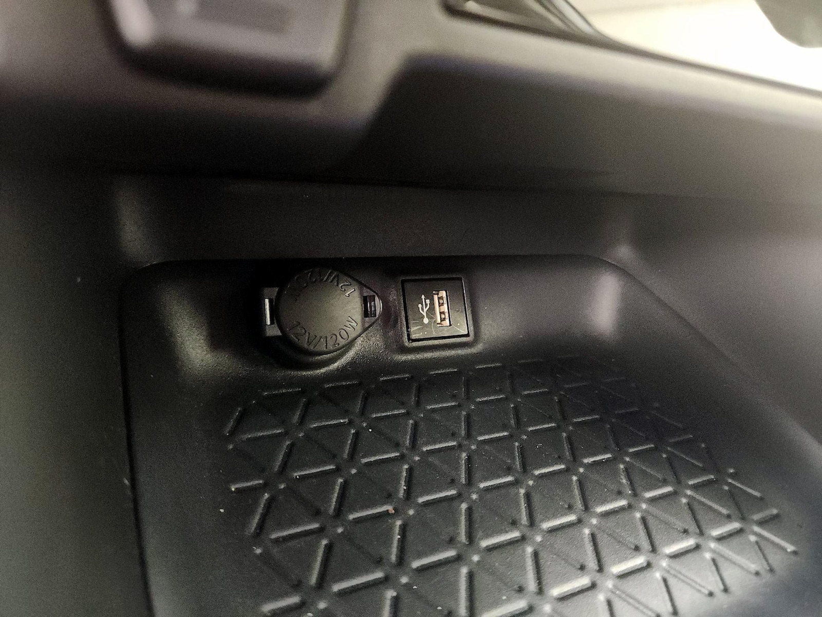 2024 Toyota RAV4 LE - Photo 19