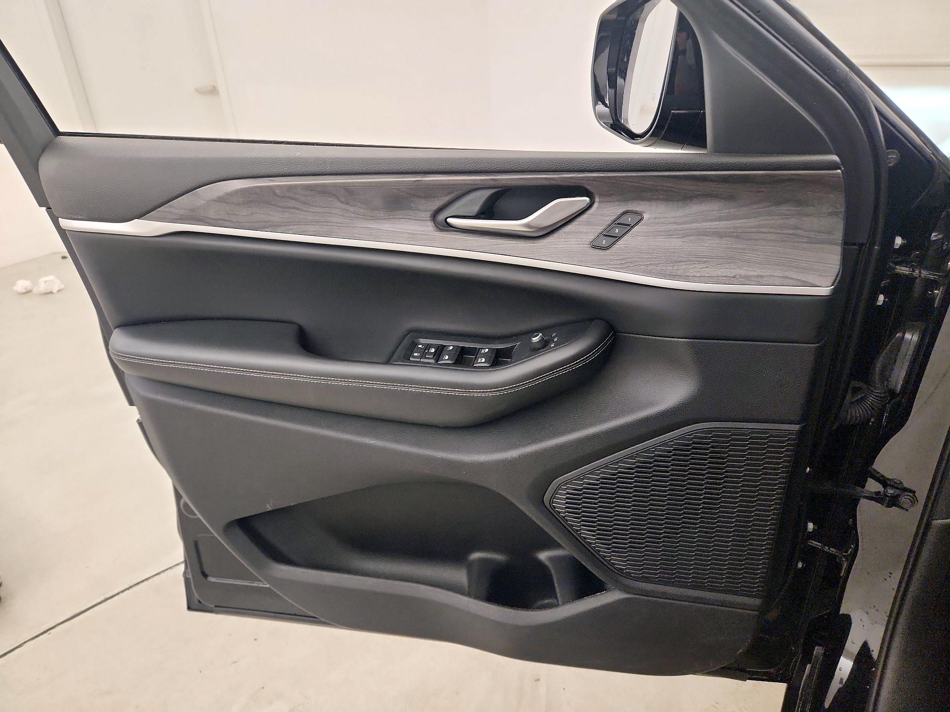 Thumbnail: 2023 Jeep Grand Cherokee L - 20