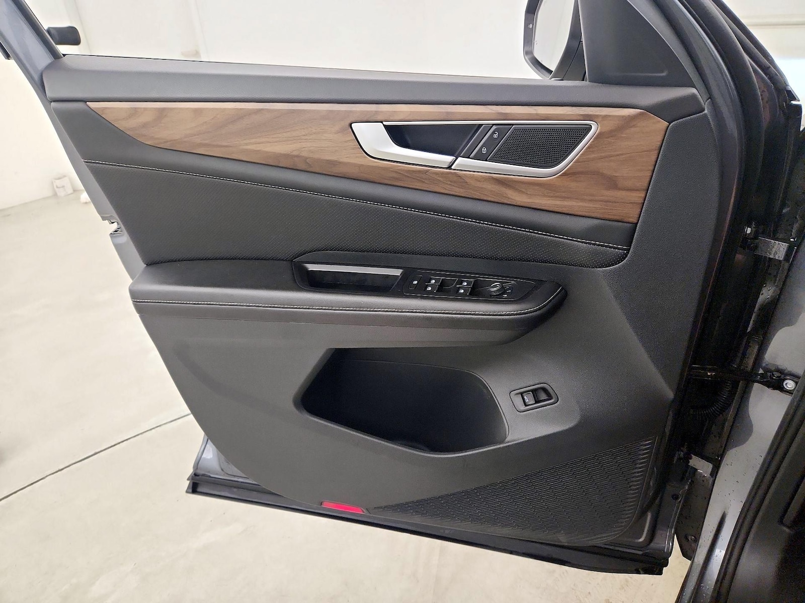 2024 Volkswagen Atlas SE w/Tech - Photo 13