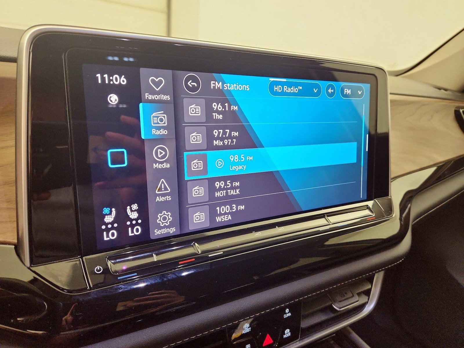 2024 Volkswagen Atlas SE w/Tech - Photo 16